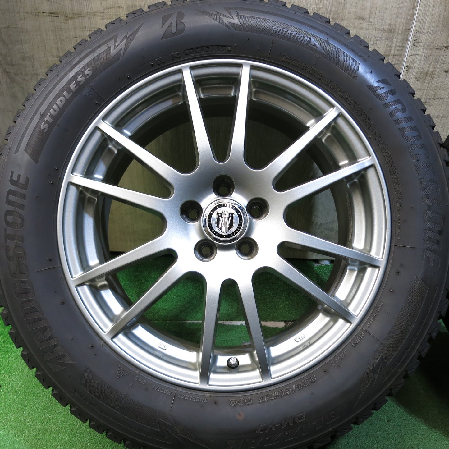 [送料無料]バリ溝！19年！9分★スタッドレス 225/60R17 ブリヂストン ブリザック DM-V3 NIRVANA NV ニルバーナ ニルヴァーナ 17インチ PCD100/5H★3041204Hス