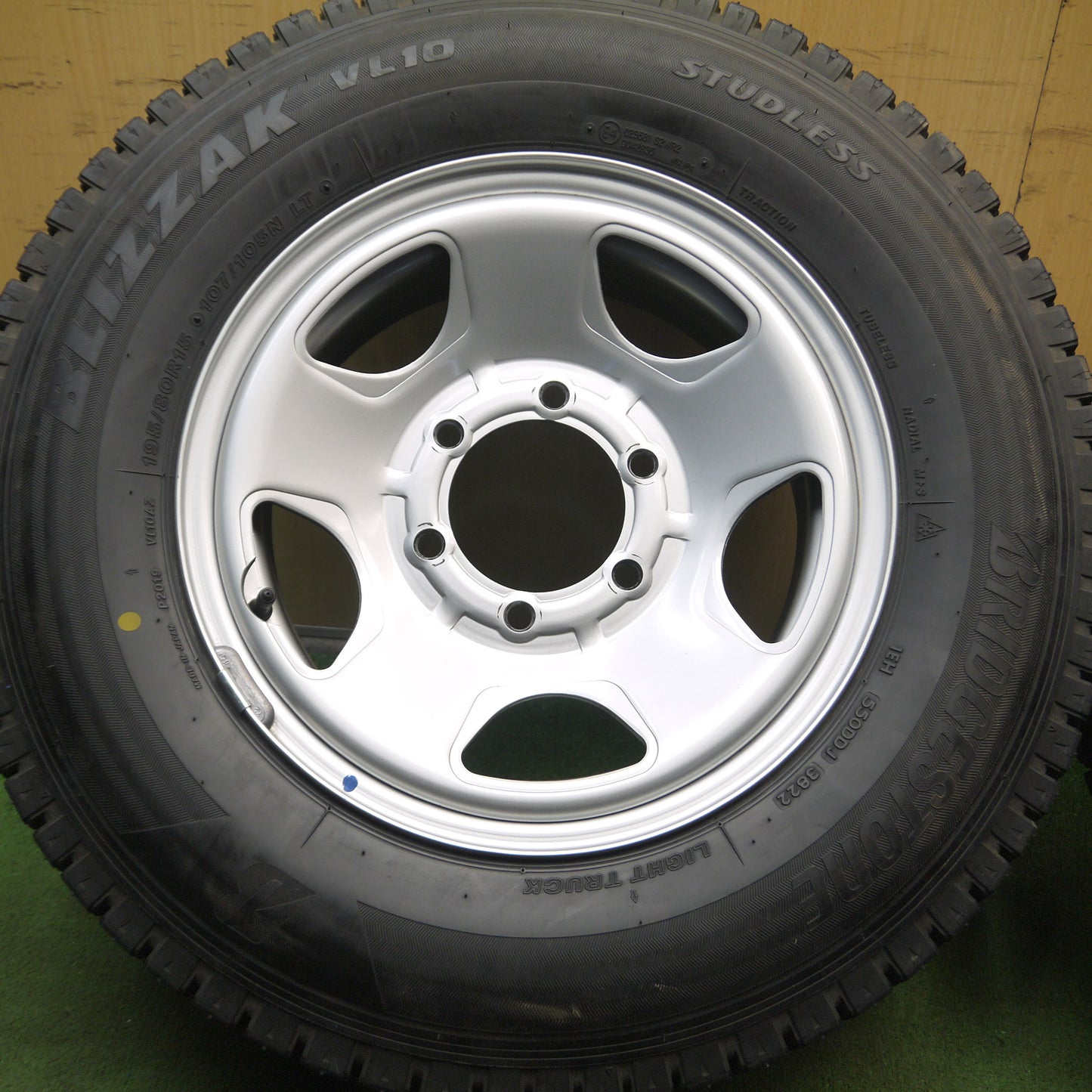 *送料無料*バリ溝！22年！キレイ！9.5分★ハイエース 等 195/80R15 107/105N スタッドレス ブリヂストン ブリザック VL10 社外 アルミ PCD139.7/6H★3112204Hス