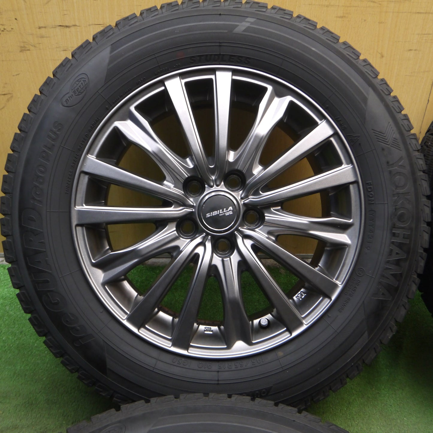 *送料無料*バリ溝！キレイ！9.5分★プリウス等 195/65R15 スタッドレス ヨコハマ アイスガード iG50 プラス SIBILLA NEXT W5 15インチ PCD100/5H★4012705クス