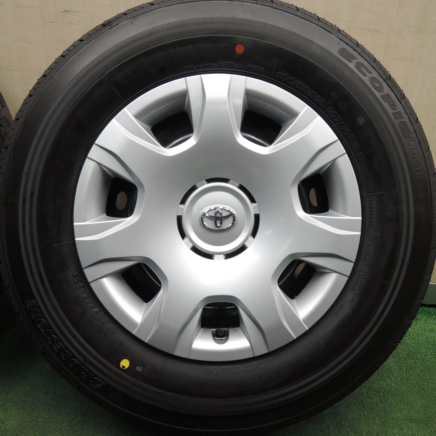 *送料無料* 新車外し！23年★トヨタ 200系 ハイエース 純正 スチール 195/80R15 107/105N ブリヂストン エコピア RD613 PCD139.7/6H★4022503HAノ