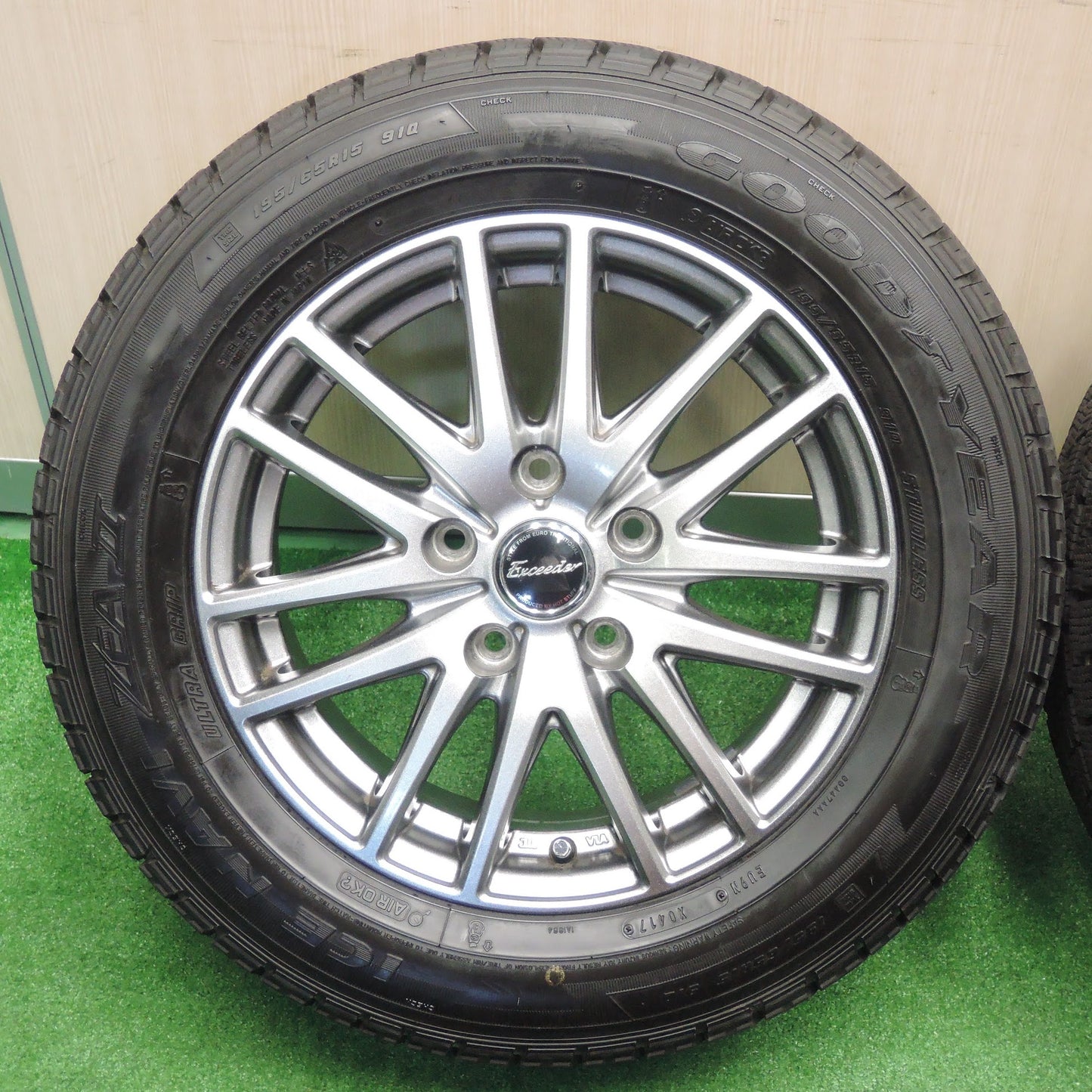 [送料無料]超バリ溝！キレイ！ほぼ10分★スタッドレス 195/65R15 グッドイヤー アイスナビ ZEA2 Exceeder エクシーダー 15インチ PCD114.3/5H★3090901NJス