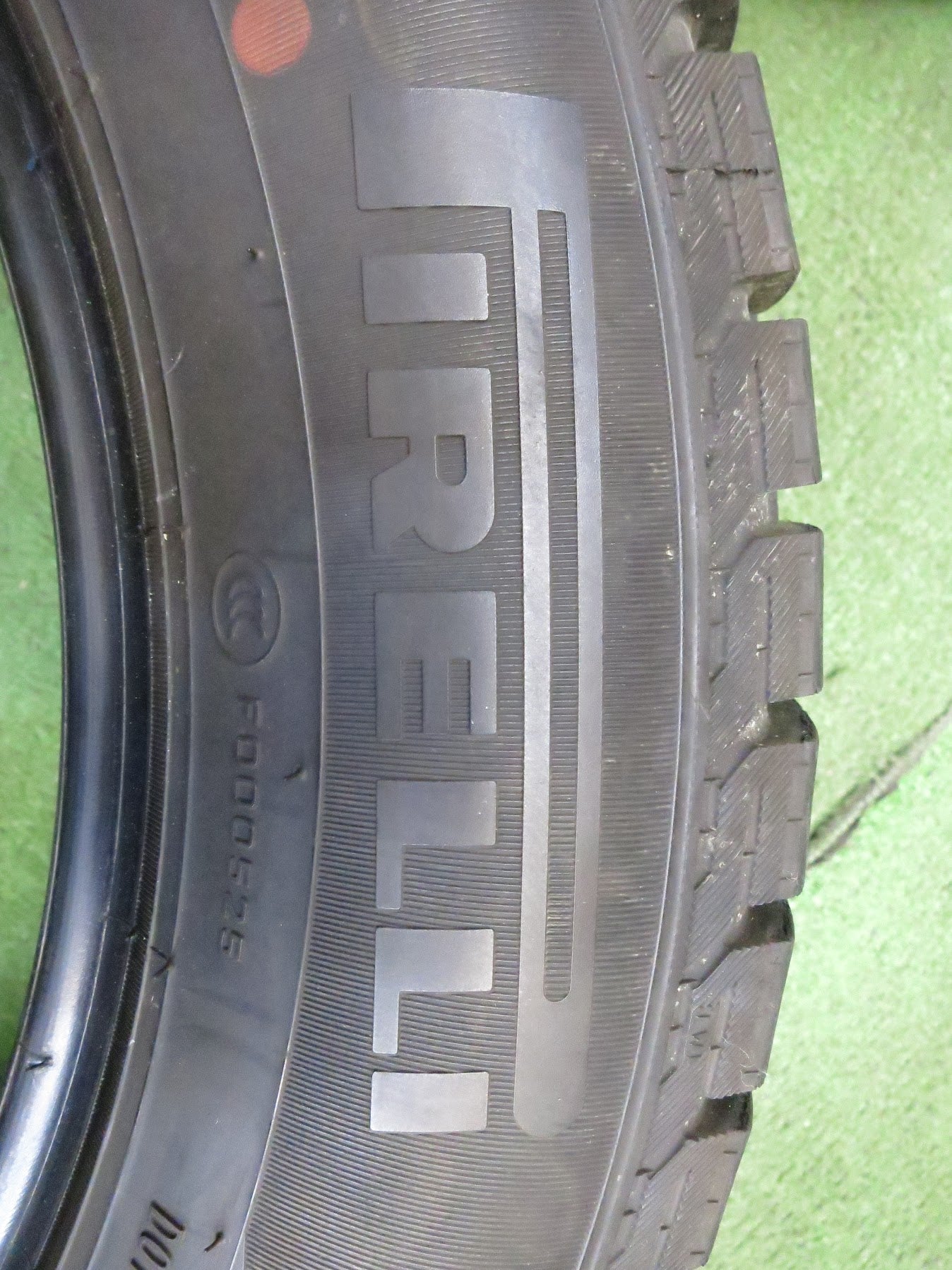 [送料無料]バリ溝！9分★スタッドレス 205/60R16 ピレリ アイスアシンメトリコ プラス タイヤ 16インチ ノア ヴォクシー ステップワゴン 等★3011007Hスタ