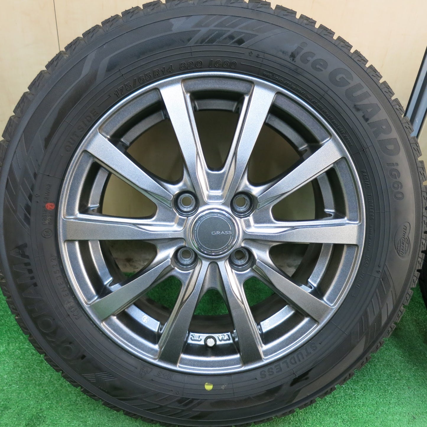[送料無料]超バリ溝！22年！キレイ！ほぼ10分★スタッドレス 175/65R14 ヨコハマ アイスガード iG60 GRASS グラス 14インチ PCD100/4H★3031507ヒス