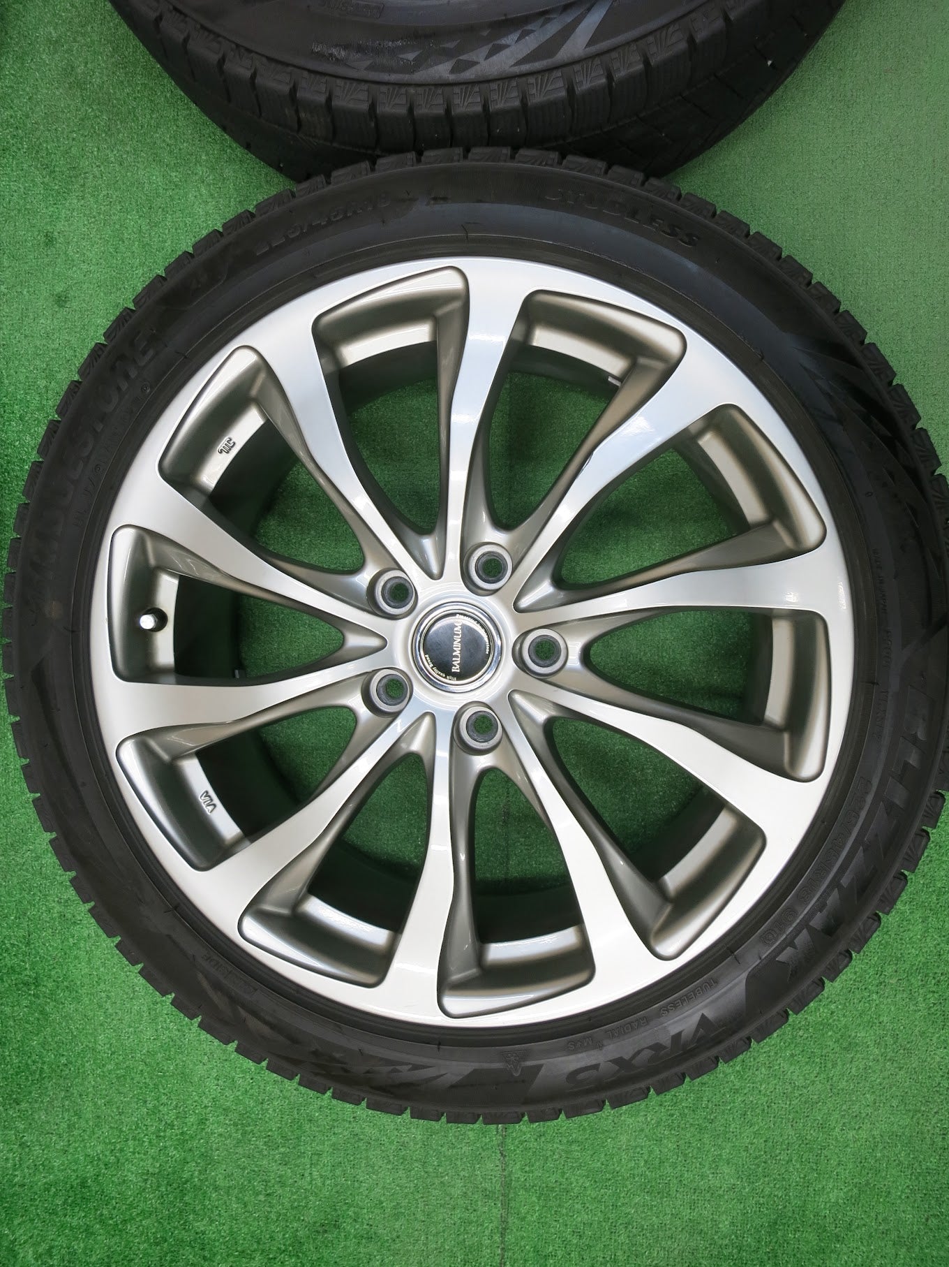 [送料無料]バリ溝！21年！9.5分以上★スタッドレス 225/45R18 ブリヂストン ブリザック VRX3 BALMINUM バルミナ 18インチ PCD114.3/5H★2122708ヒス