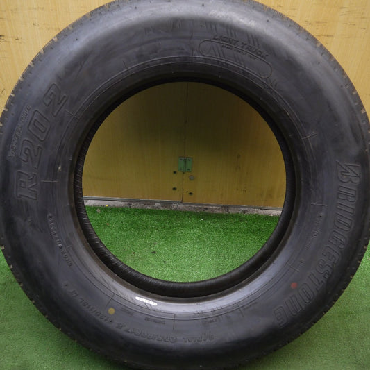 [送料無料]新車外し！19年！ほぼ未使用★トラック タイヤ 205/80R17.5 120/118L ブリヂストン R202 17.5インチ★3073105Hノタ