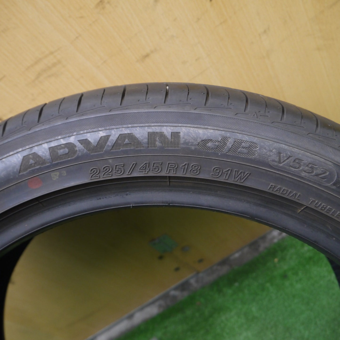 *送料無料* バリ溝！9.5分★225/45R18 ヨコハマ アドバン dB V552 タイヤ 18インチ クラウンアスリート レヴォーグ RX-8等★4030508Hノタ