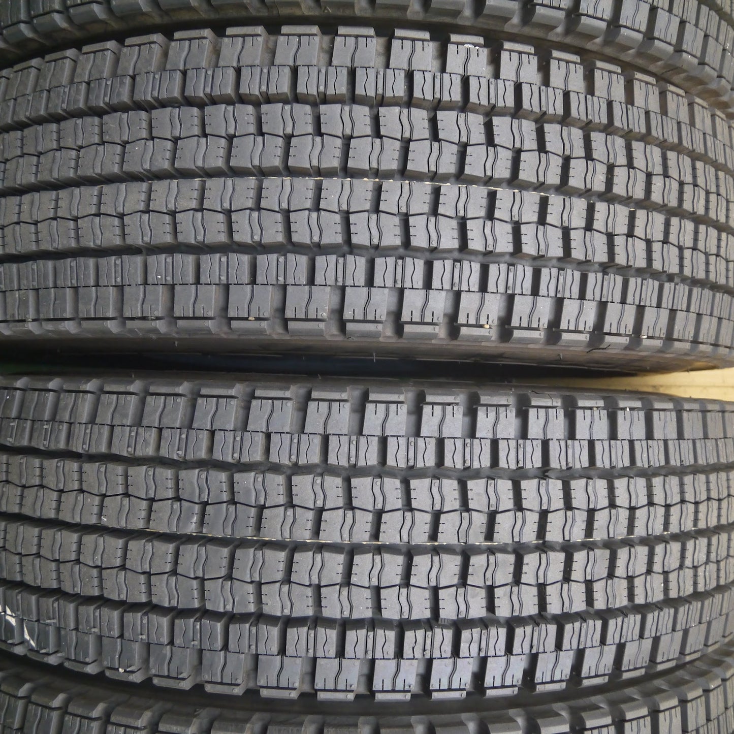 [送料無料]ほぼ未使用！22年★トラック タイヤ 225/80R17.5 123/122L スタッドレス ダンロップ デクテス SP001 DECTES 17.5インチ★3060102クスタ
