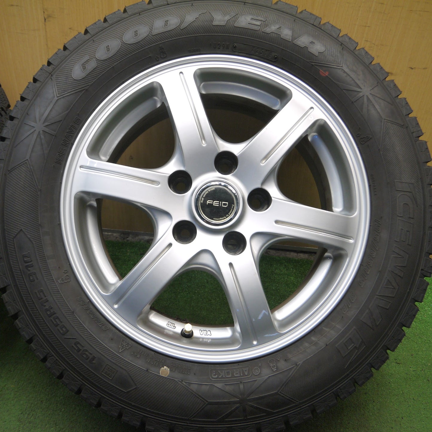 [送料無料]超バリ溝！キレイ！ほぼ10分★スタッドレス 195/65R15 グッドイヤー アイスナビ6 FEID 15インチ PCD114.3/5H★3111305Hス