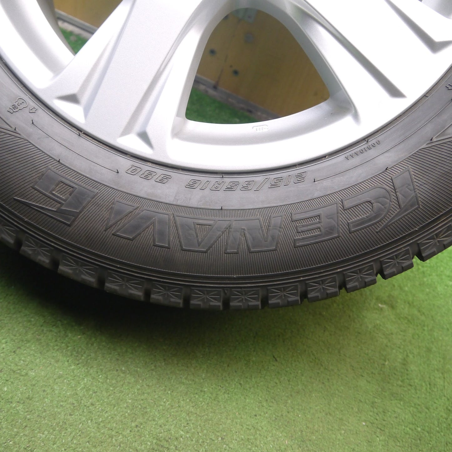 [送料無料]超バリ溝！19年！9.5分以上★トヨタ 30系 アルファード 純正 215/65R16 スタッドレス グッドイヤー アイスナビ6 16インチ PCD114.3/5H★3083004Hス
