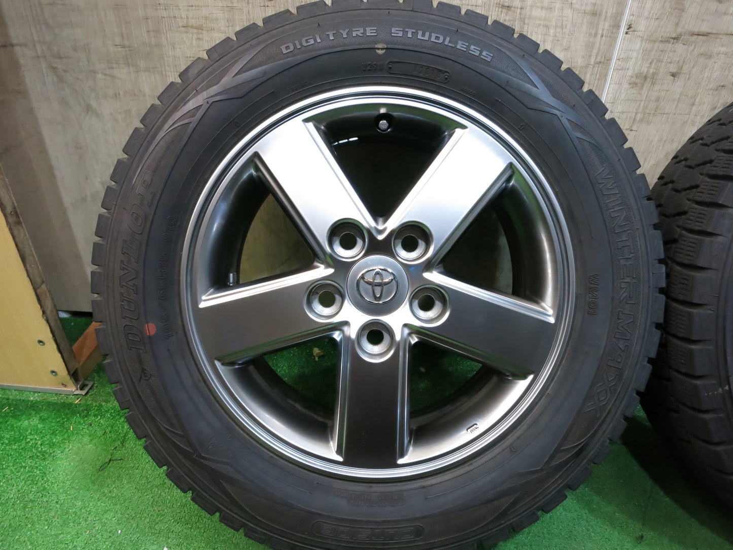 [送料無料]バリ溝！18年！9.5分以上★トヨタ 60系 ヴォクシー 純正 195/65R15 スタッドレス ダンロップ ウインターマックス WM01 PCD114.3/5H★2113006Hス