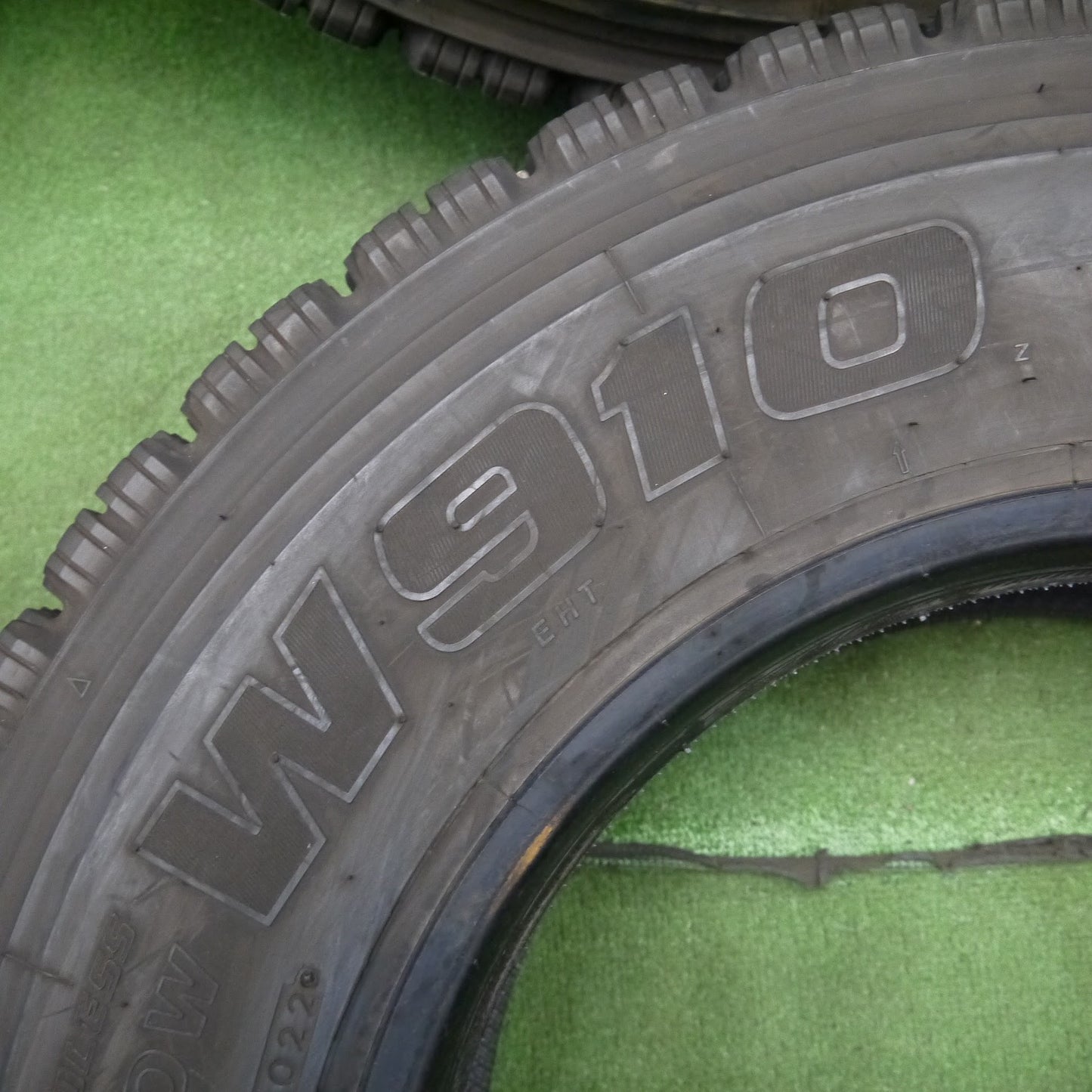 [送料無料]バリ溝！22年！9分★トラック タイヤ 225/80R17.5 123/122L スタッドレス ブリヂストン W910 17.5インチ★3041108クスタ
