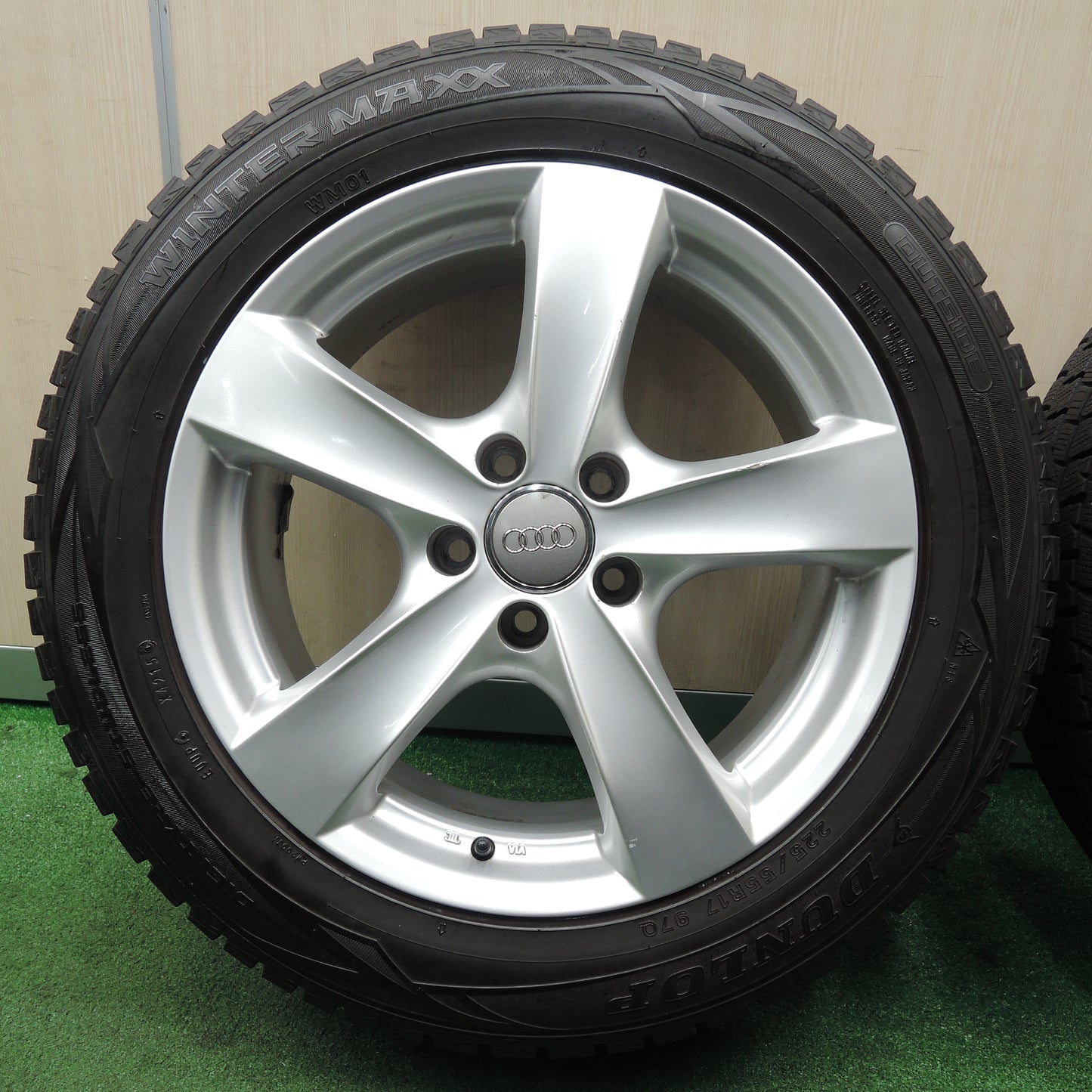 *送料無料*キレイ★アウディ等 AGA 225/55R17 スタッドレス ダンロップ ウインターマックス WM01 17インチ PCD112/5H★3122702NJス