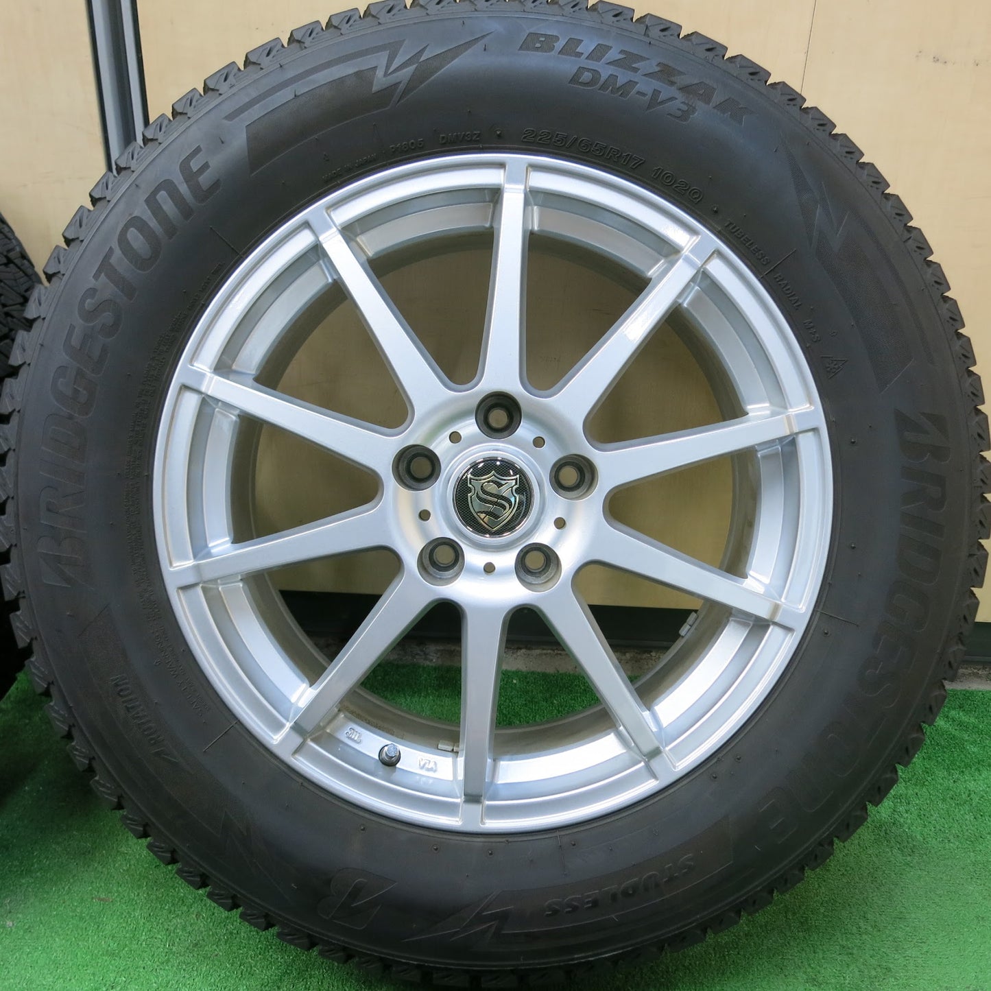 [送料無料]バリ溝！19年！キレイ！9.5分★スタッドレス 225/65R17 ブリヂストン ブリザック DM-V3 社外 アルミ ホイール 17インチ PCD114.3/5H★3062703ヒス