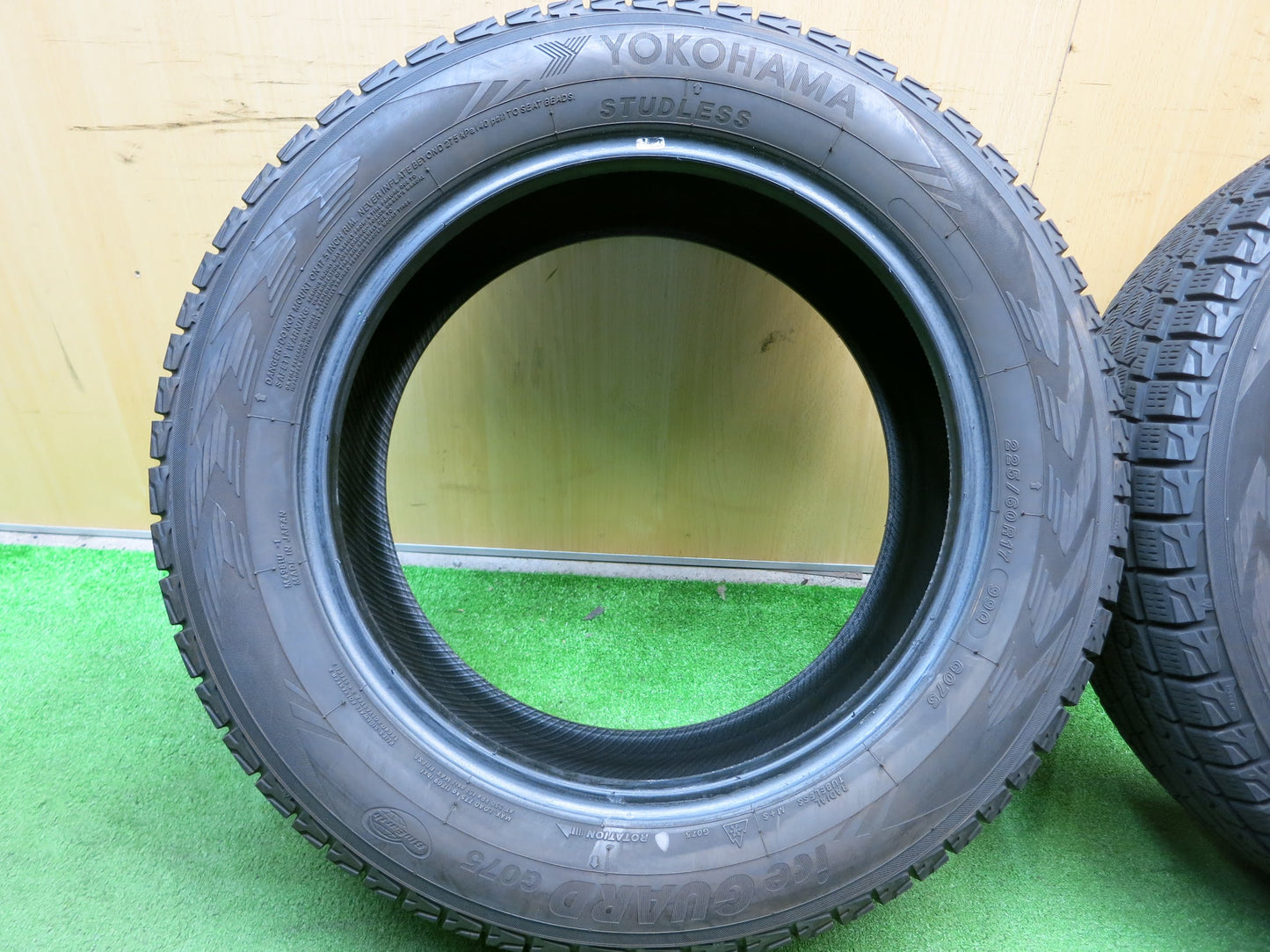 [送料無料]バリ溝！18年！8.5分★スタッドレス 225/60R17 ヨコハマ アイスガード G075 タイヤ 17インチ アルファード RAV4 ハリアー エルグランド等★★2112203Hスタ