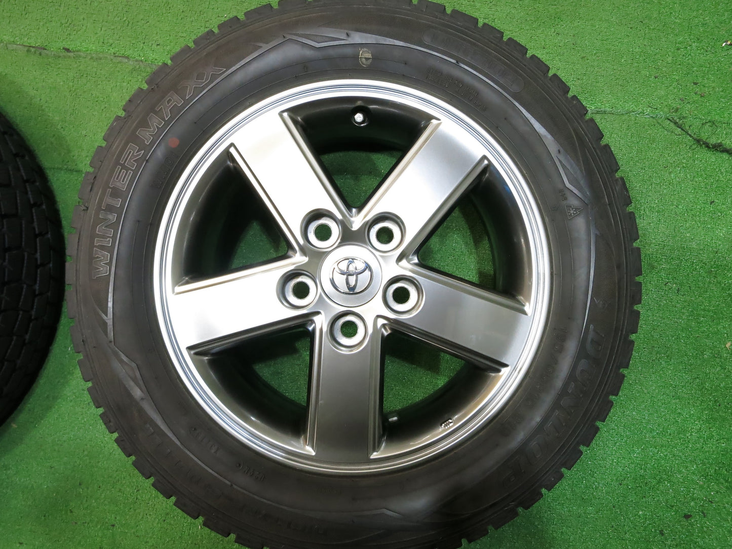 [送料無料]バリ溝！18年！9.5分以上★トヨタ 60系 ヴォクシー 純正 195/65R15 スタッドレス ダンロップ ウインターマックス WM01 PCD114.3/5H★2113006Hス