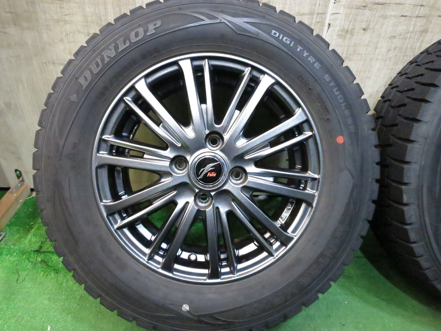 [送料無料]バリ溝！19年！キレイ！ほぼ10分★スタッドレス 185/70R14 ダンロップ ウインターマックス WM01 Fang ファング 14インチ PCD100/4H★3012014Hス