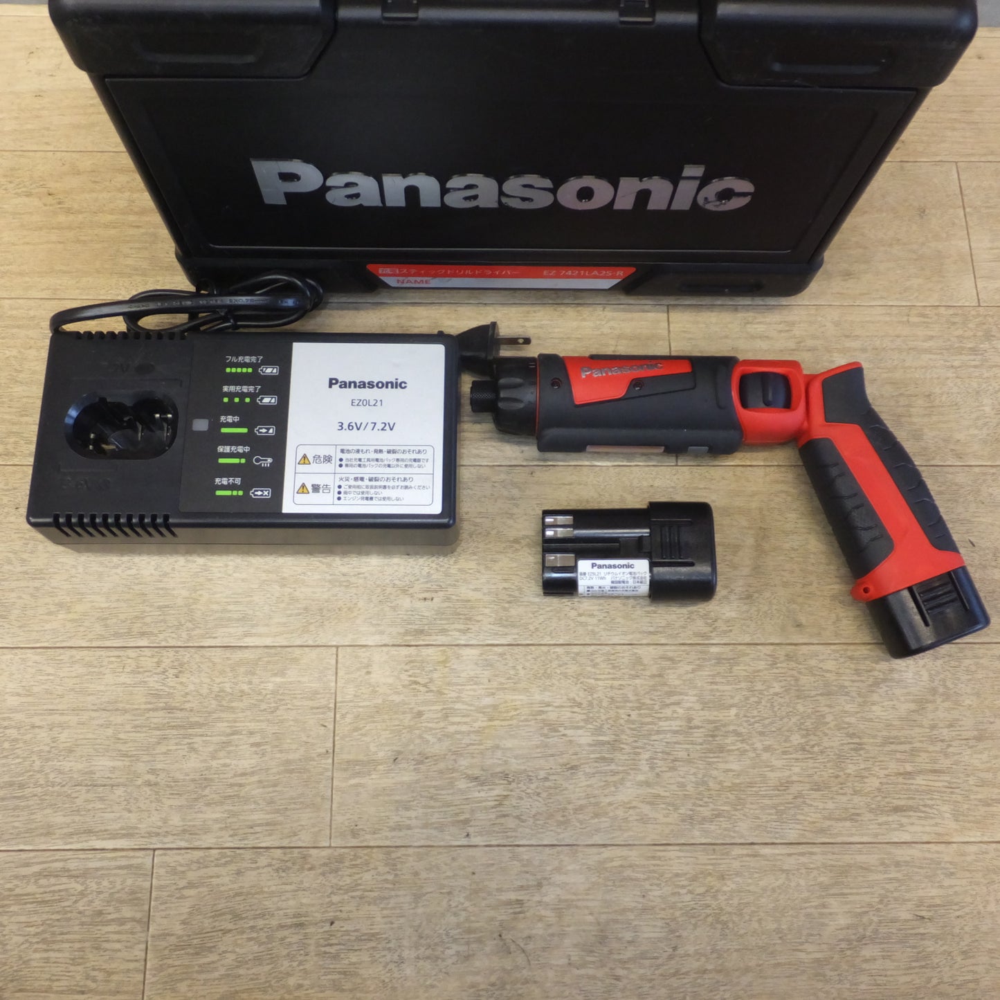 [送料無料]キレイ★パナソニック Panasonic 充電スティックドリルドライバー EZ7421LA2S-R DC7.2V★