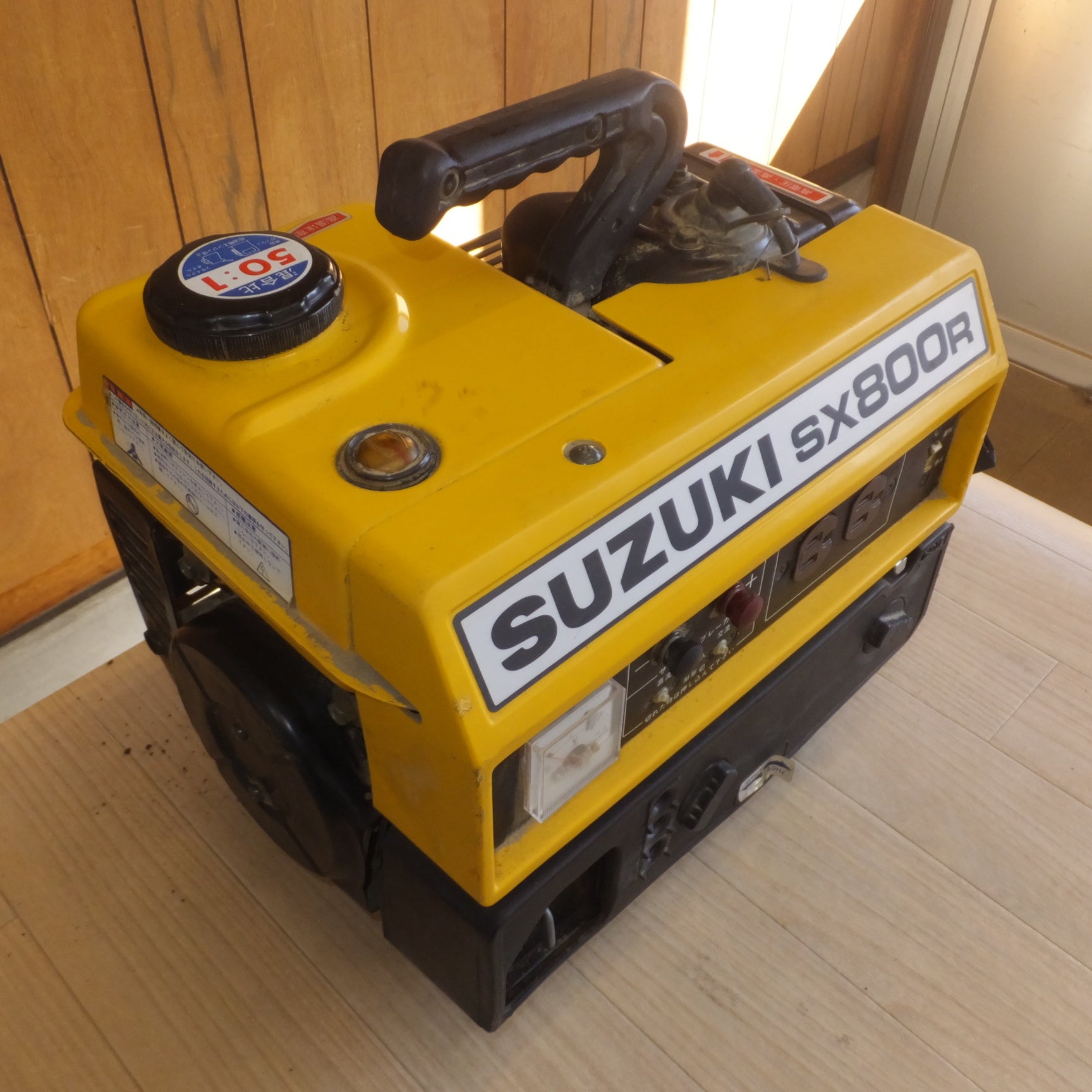 SUZUKI ポータブル発電機 SX800R 50Hz/60Hz ガソリン 2サイクルオイル 100V 小型 小型で軽量なのでキャンプやアウトドアに・・・【スズキ/SUZUKI