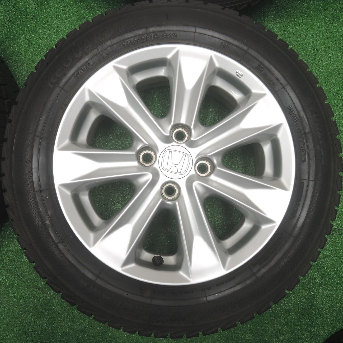 [送料無料]バリ溝！キレイ！9.5分★ホンダ GK/GP系 フィット シャトル 純正 175/65R15 スタッドレス ヨコハマ アイスガードiG30 15インチ PCD100/4H★3072709SYス