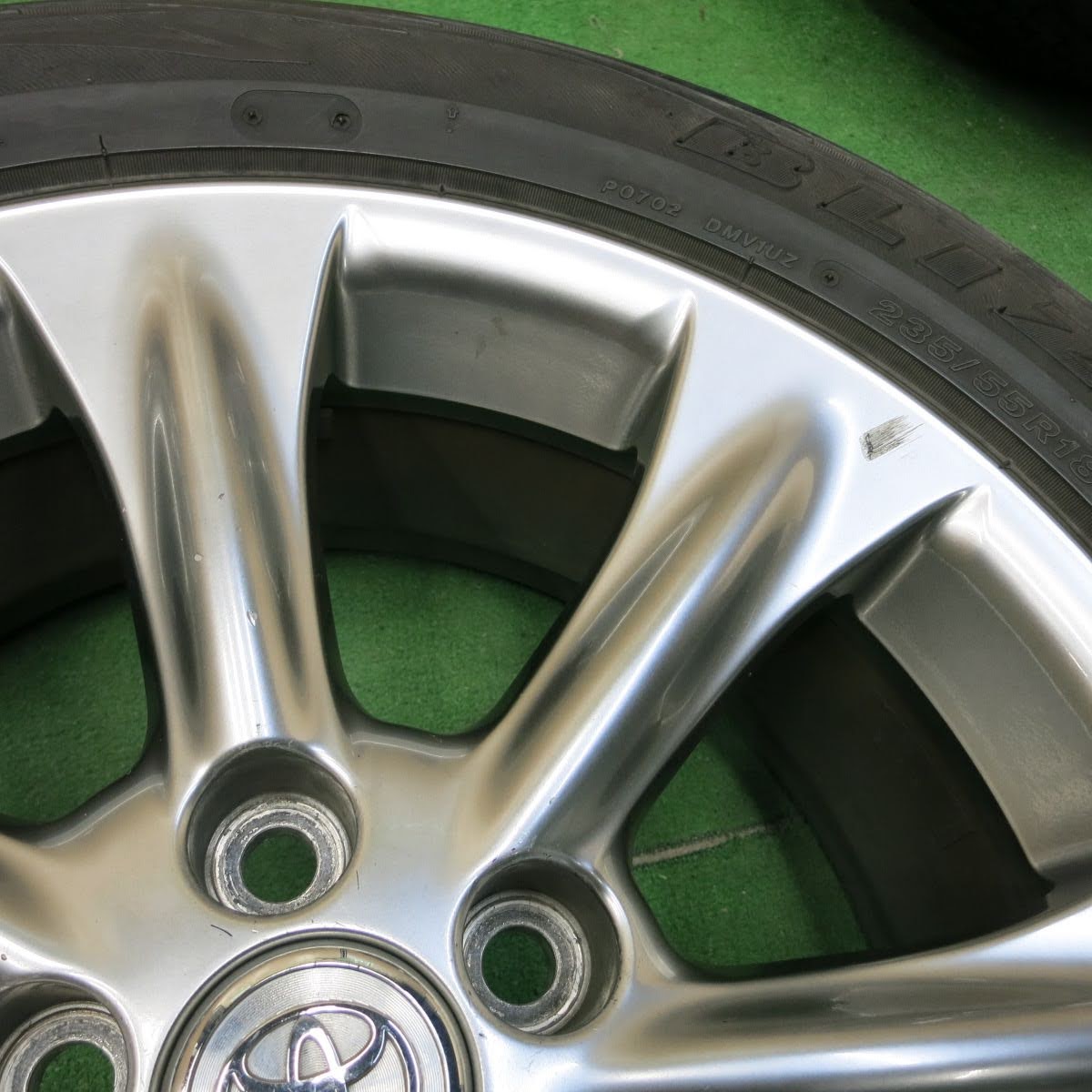 [送料無料]キレイ★トヨタ 30系 ハリアー 純正 235/55R18 スタッドレス ブリヂストン ブリザック DM-V1 18インチ PCD114.3/5H★3070105イス