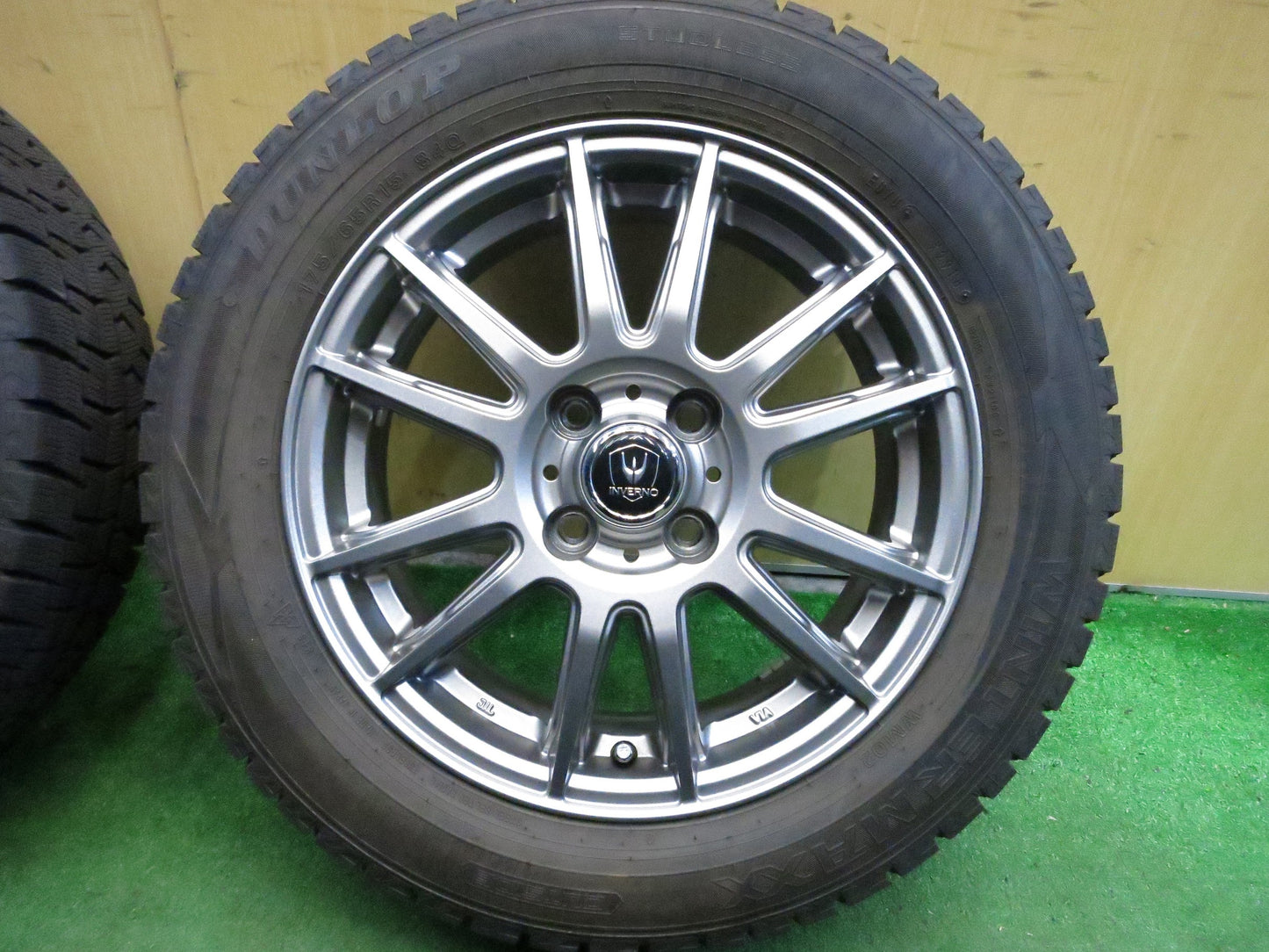 [送料無料]バリ溝！キレイ！9.5分★スタッドレス 175/65R15 ダンロップ ウインターマックス WM02 INVERNO インヴェルノ 15インチ PCD100/4H★3013009Hス