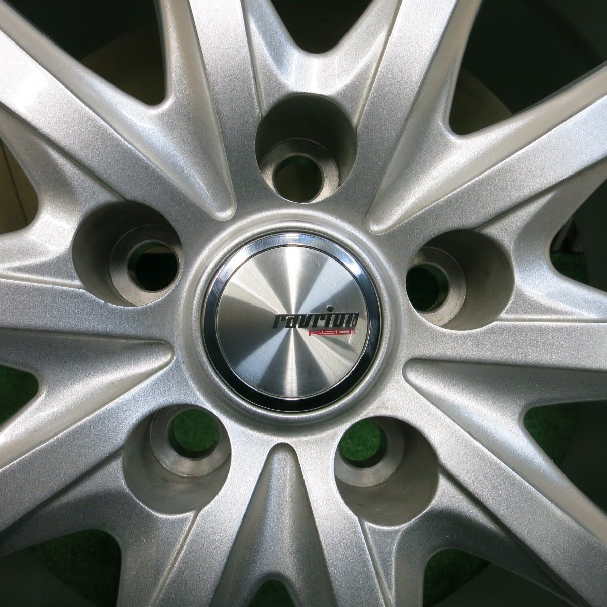[送料無料] 超バリ溝！21年！キレイ！ほぼ10分★スタッドレス 225/65R17 グッドイヤーアイスナビSUV ravrion PCD114.3/5H★3112908イス