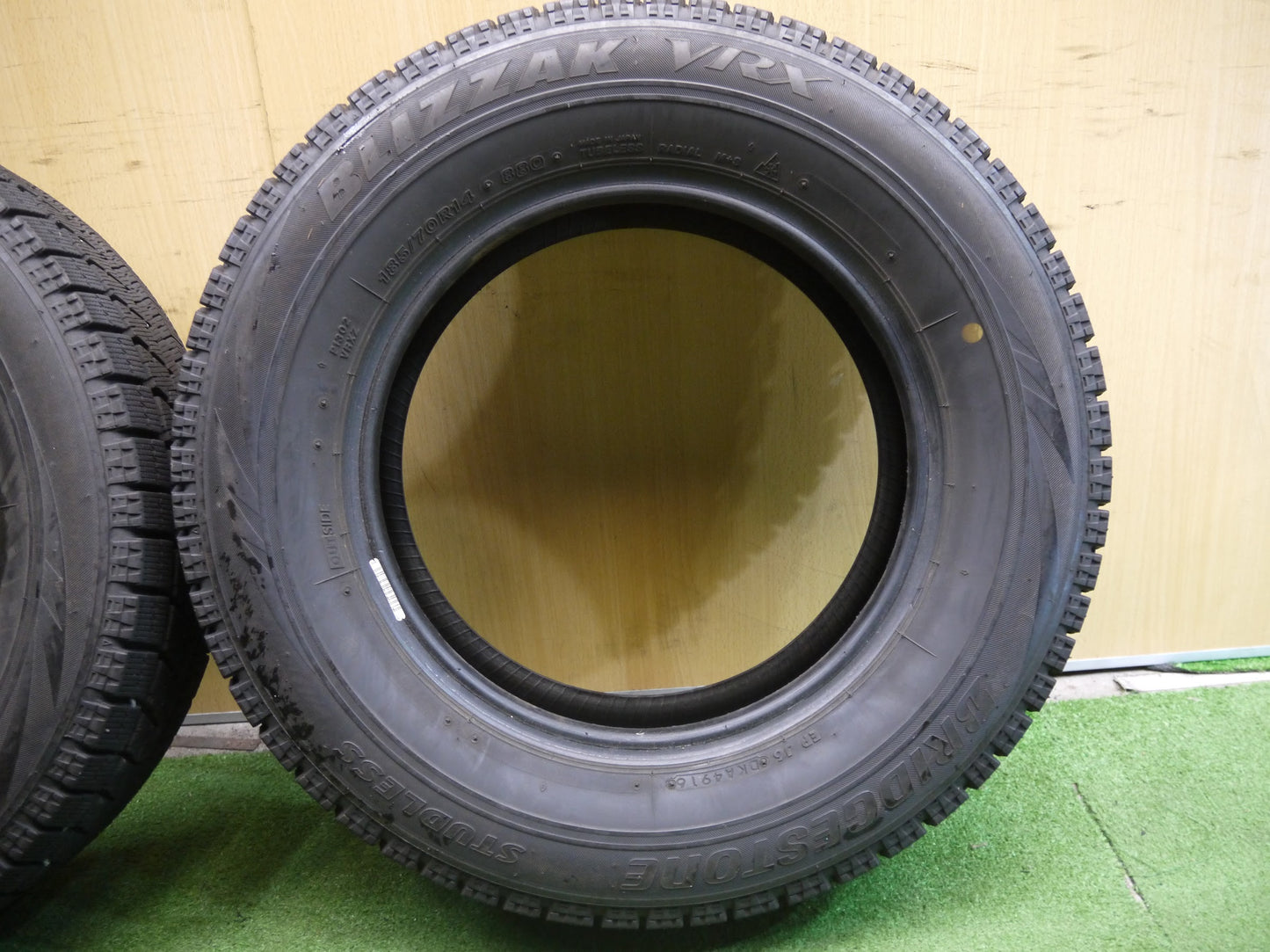 [送料無料]バリ溝！9分★スタッドレス 185/70R14 ブリヂストン ブリザック VRX タイヤ 14インチ ノート アクア カローラ 等★2061812ヤスタ
