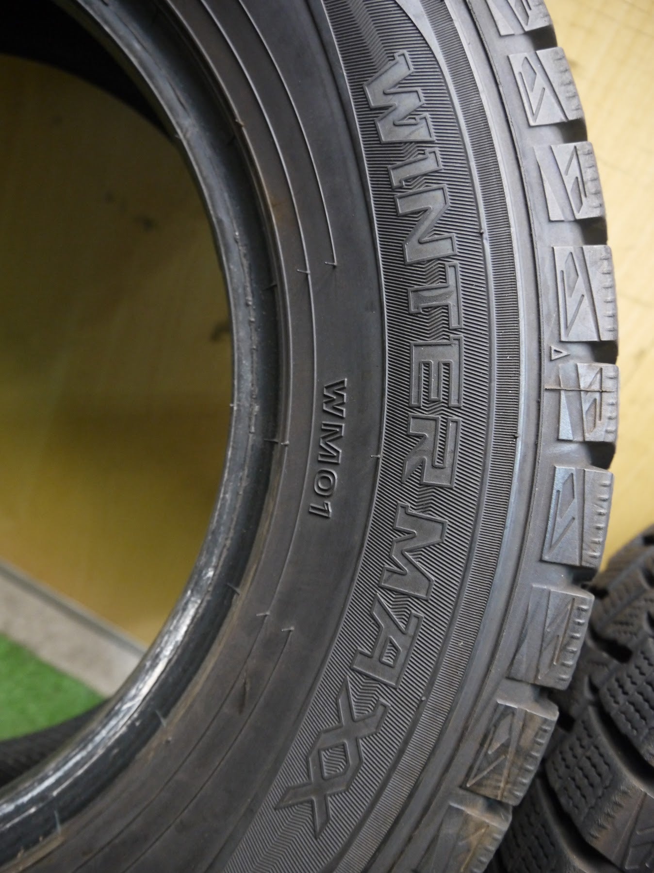 [送料無料]バリ溝！18年！9.5分★スタッドレス 185/70R14 ダンロップ ウインターマックス WM01 タイヤ 14インチ ノート ティーダ フリード 等★2070210ヤスタ