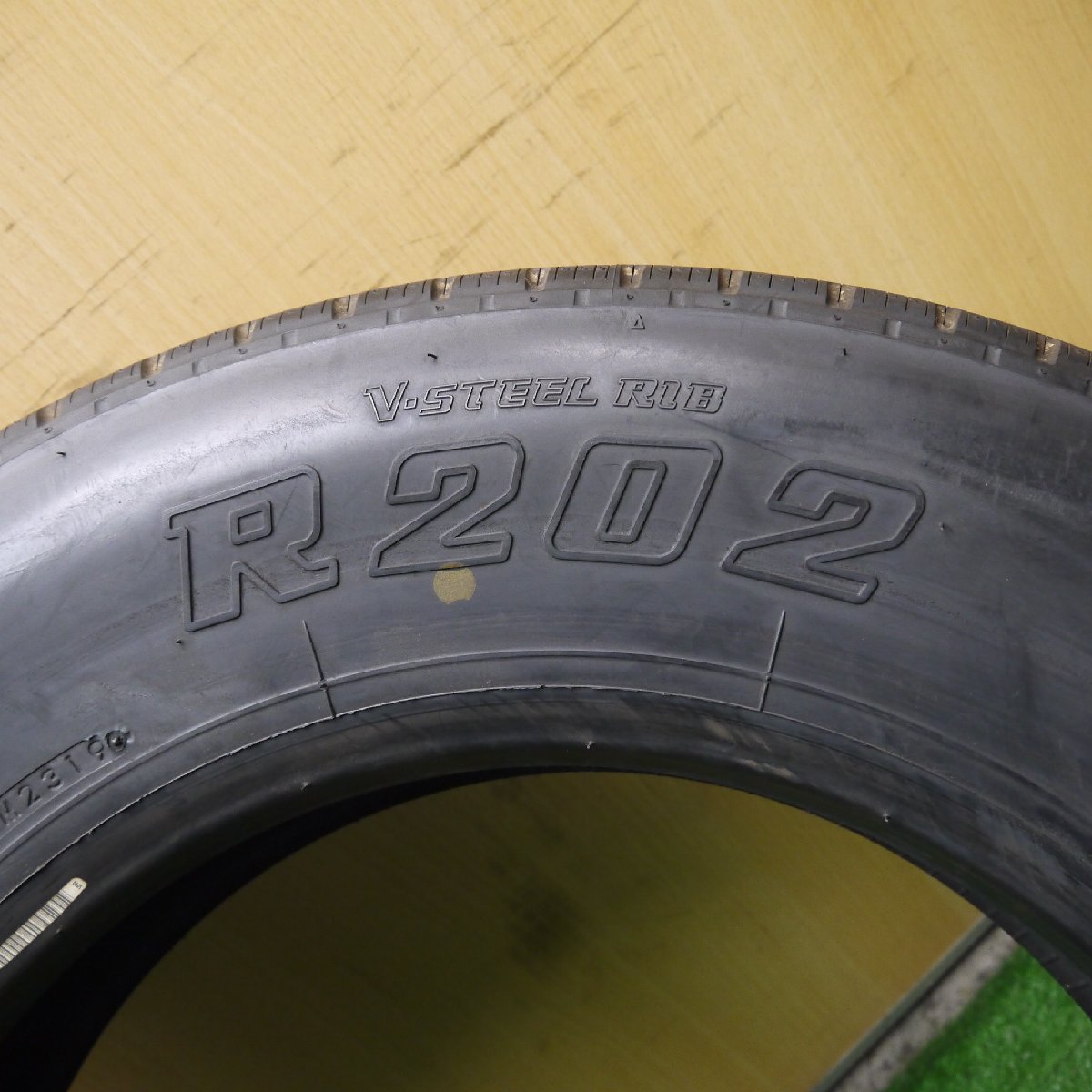 [送料無料]新車外し！19年！ほぼ未使用★トラック タイヤ 205/80R17.5 120/118L ブリヂストン R202 17.5インチ★3073107Hノタ