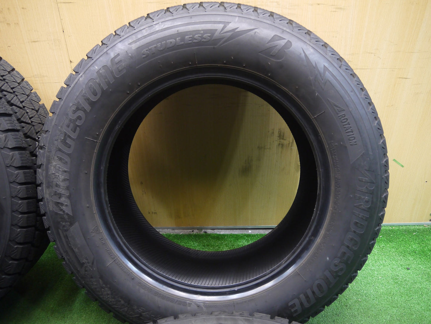 [送料無料]バリ溝！19年！9.5分★スタッドレス 265/60R18 ブリヂストン ブリザック DM-V3 タイヤ 18インチ ランクル プラド パジェロ 等★3020605クスタ