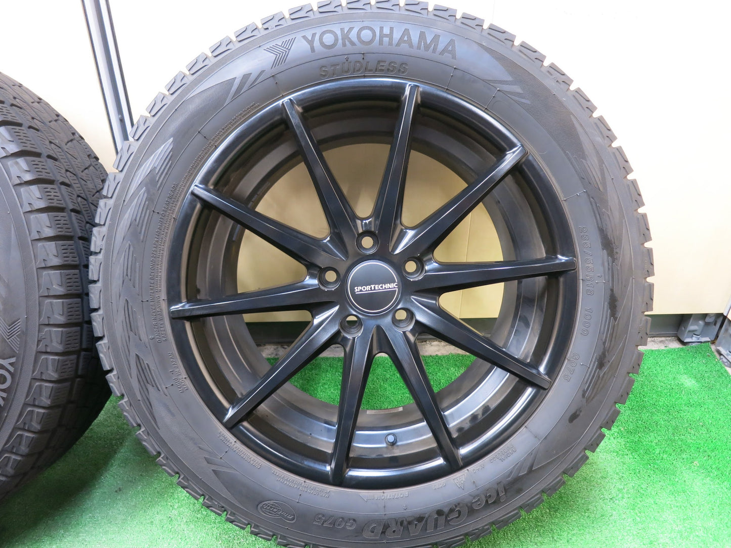 [送料無料]バリ溝！キレイ！9.5分★アウディ 等 SPORT TECHNIC 235/55R18 スタッドレス ヨコハマ アイスガード G075 スポーツテクニック PCD112/5H★3031106ヒス