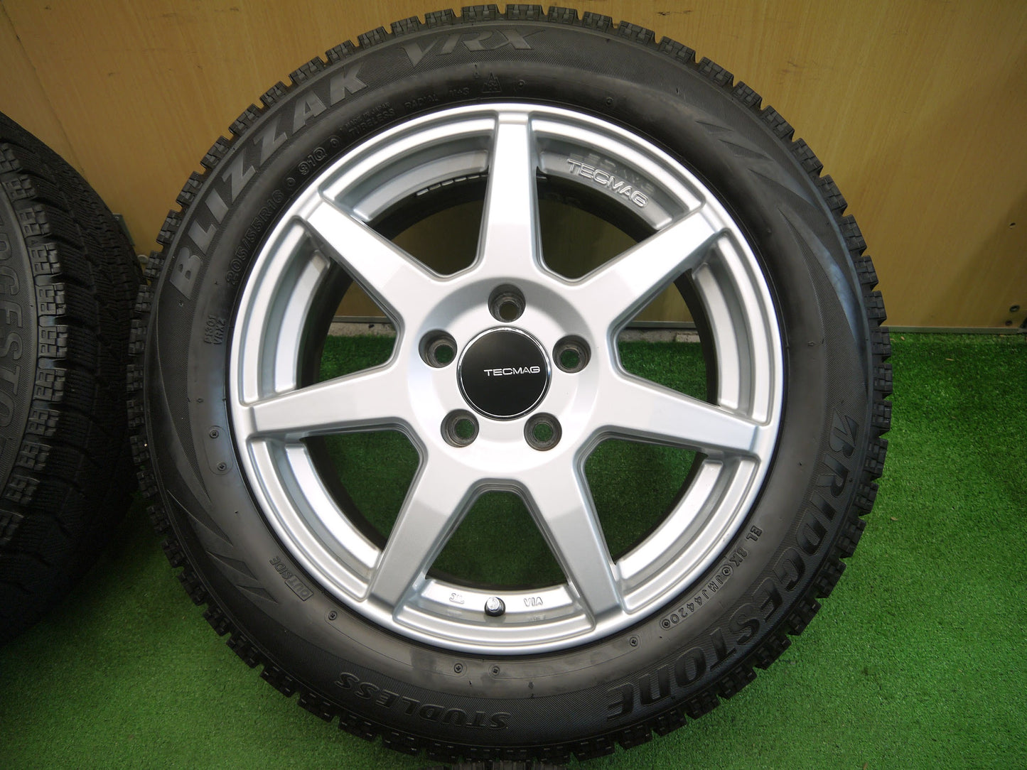[送料無料]バリ溝！20年！ほぼ10分★ワーゲン ベンツ 等 TECMAG 205/55R16 スタッドレス ブリヂストン ブリザック VRX テクマグ PCD112/5H★2092103アス