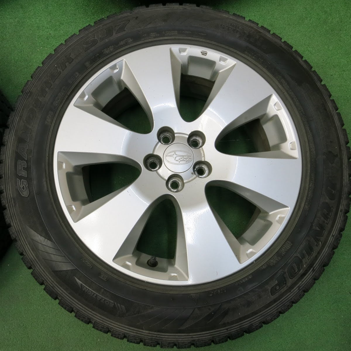 [送料無料]バリ溝！9.5分★スバル レガシィ アウトバック 純正 225/60R17 スタッドレス ダンロップ グラントレック SJ7 17インチ PCD100/5H★3062601イス
