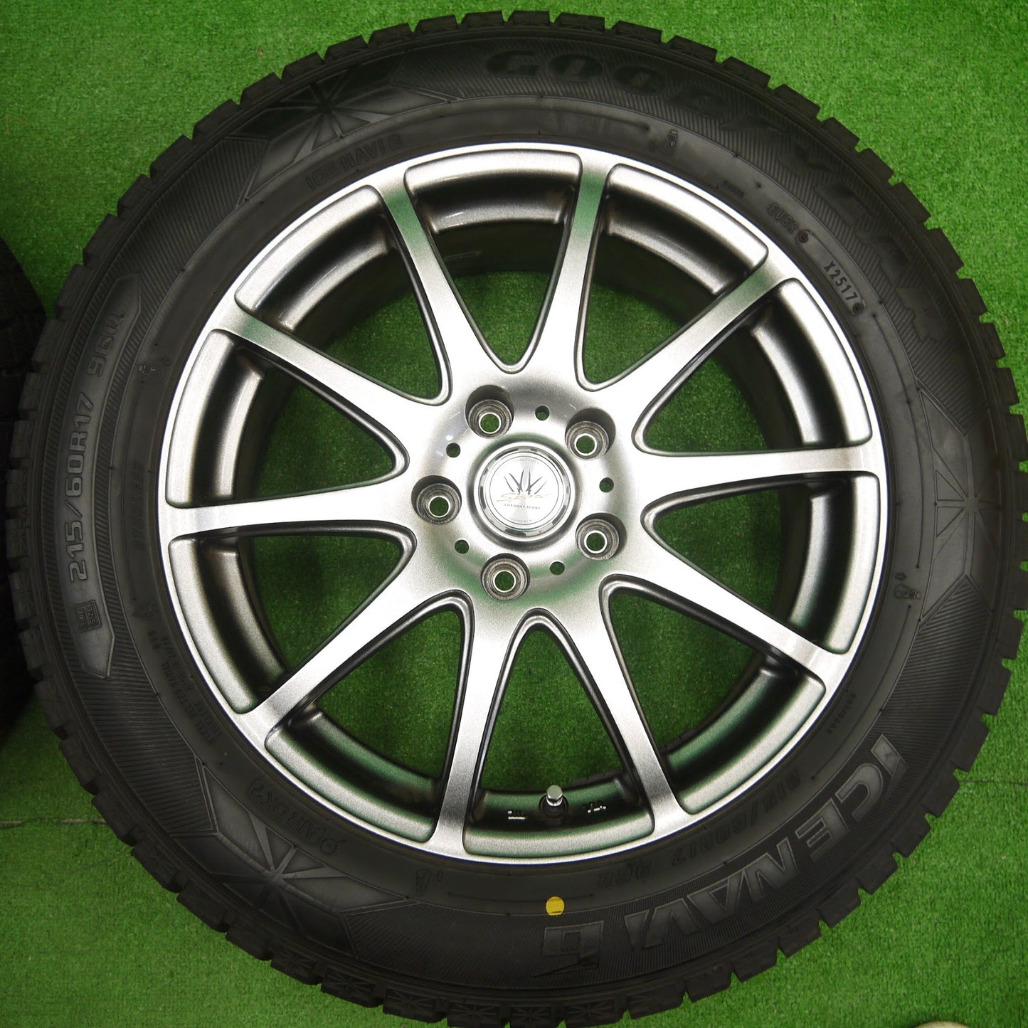 [送料無料]超バリ溝！キレイ！9.5分以上★LOXARNY SPORT BADX 215/60R17 スタッドレス グッドイヤー アイスナビ6 ロクサーニ 17インチ PCD114.3/5H★3062402Iス