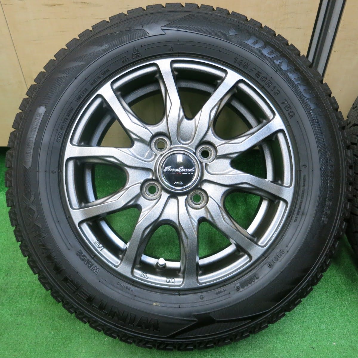 [送料無料] バリ溝！20年！綺麗！8.5分★スタッドレス 145/80R13 ダンロップ ウインターマックスWM02 EuroSpeed PCD100/4H★3120605イス