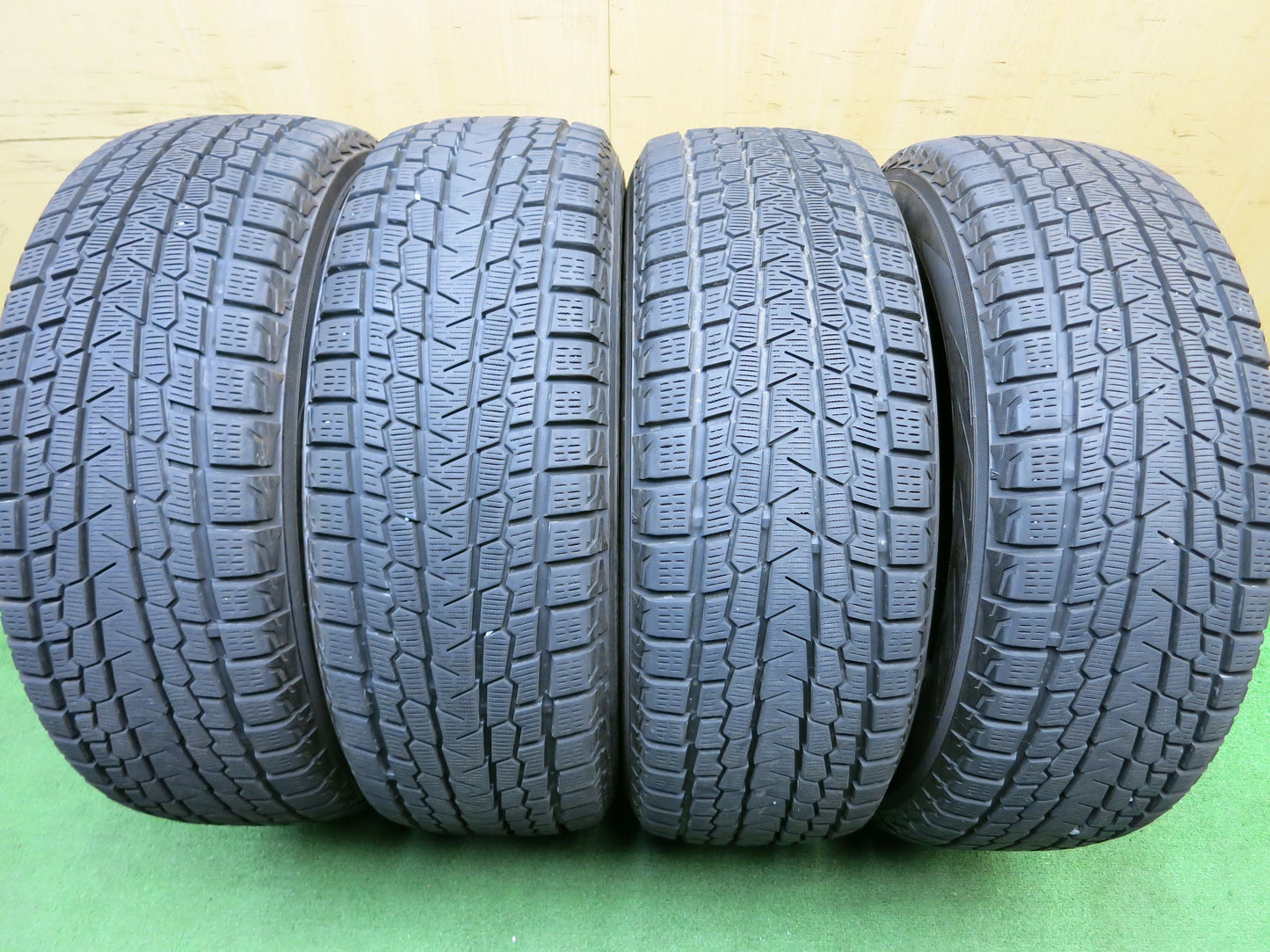 [送料無料]バリ溝！18年！8.5分★スタッドレス 225/60R17 ヨコハマ アイスガード G075 タイヤ 17インチ アルファード RAV4 ハリアー エルグランド等★★2112203Hスタ