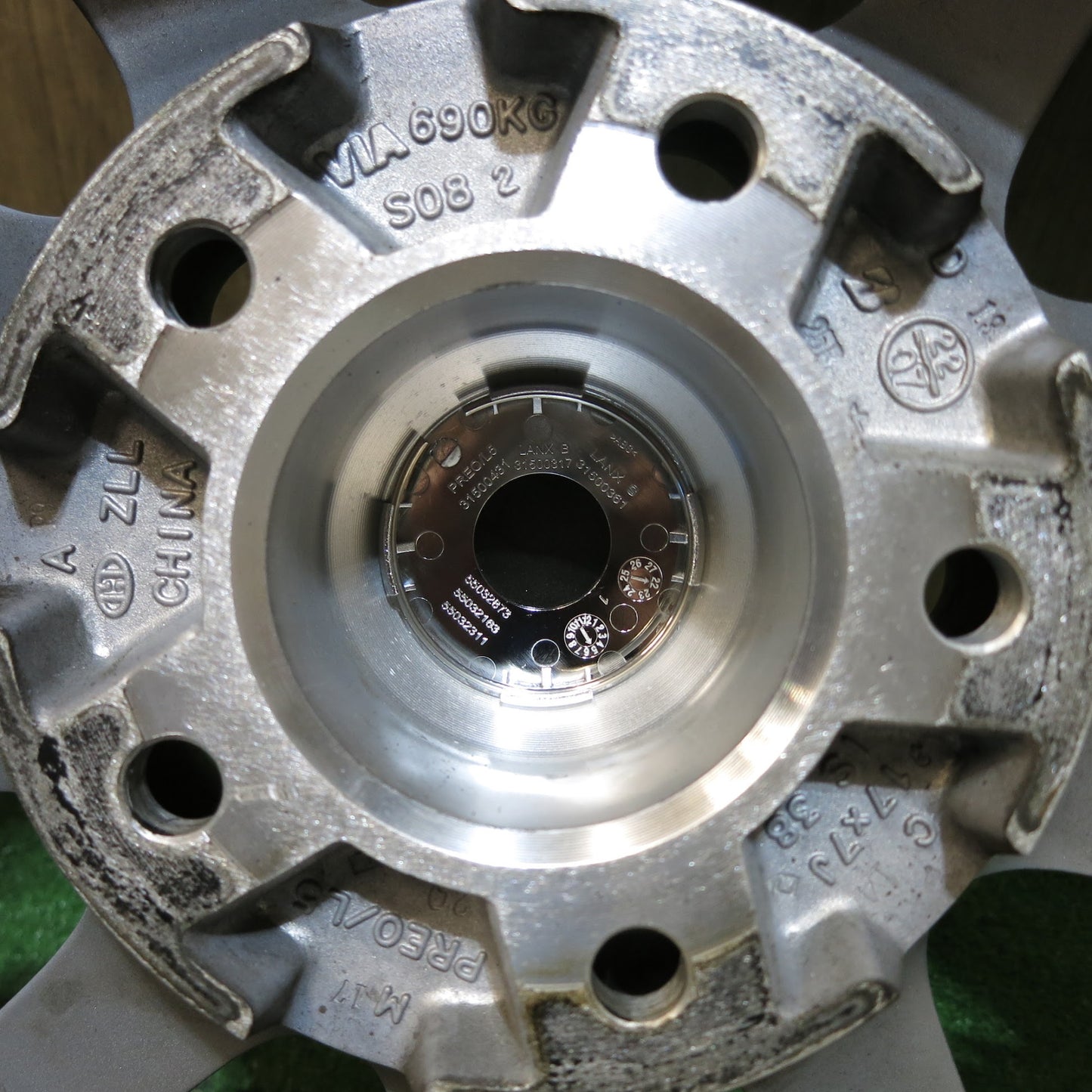 [送料無料]バリ溝！22年！キレイ！9.5分★スタッドレス 225/65R17 ブリヂストン ブリザック DM-V3 PREO プレオ 17インチ PCD114.3/5H★3052602Hス