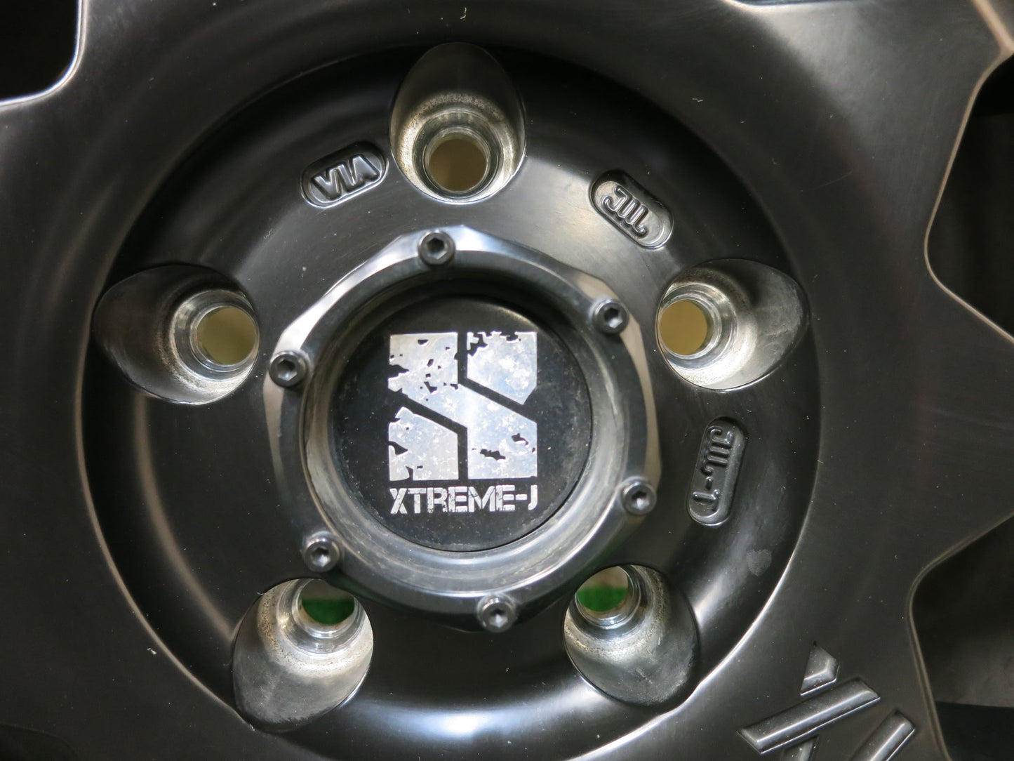 [送料無料]バリ溝 18年！9.5分以上★ジープ 等 XTREME-J XJ04 285/60R18 スタッドレス ブリヂストン ブリザック DM-V2 エクストリームJ PCD127/5★2122002ヒス