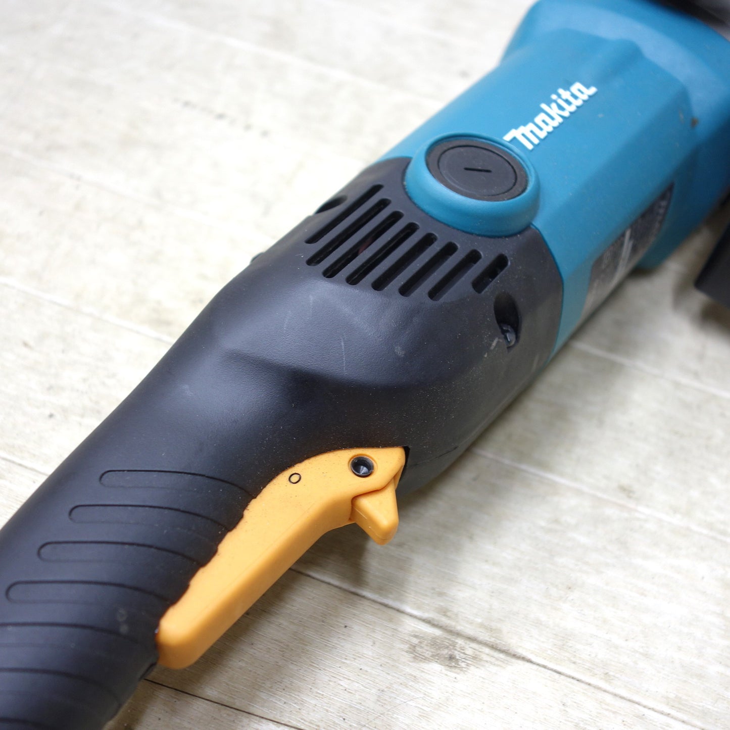 [送料無料] キレイ◆makita マキタ 180mm 電子ディスクグラインダ GA7011C 切断 研削 電動工具 100V 50/60Hz◆