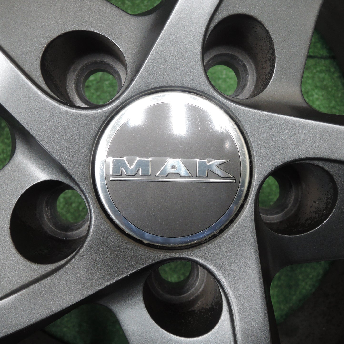 *送料無料*キレイ★ボルボ 等 MAK 205/55R16 スタッドレス ピレリ アイスアシンメトリコ 16インチ PCD108/5H★3122707NJス