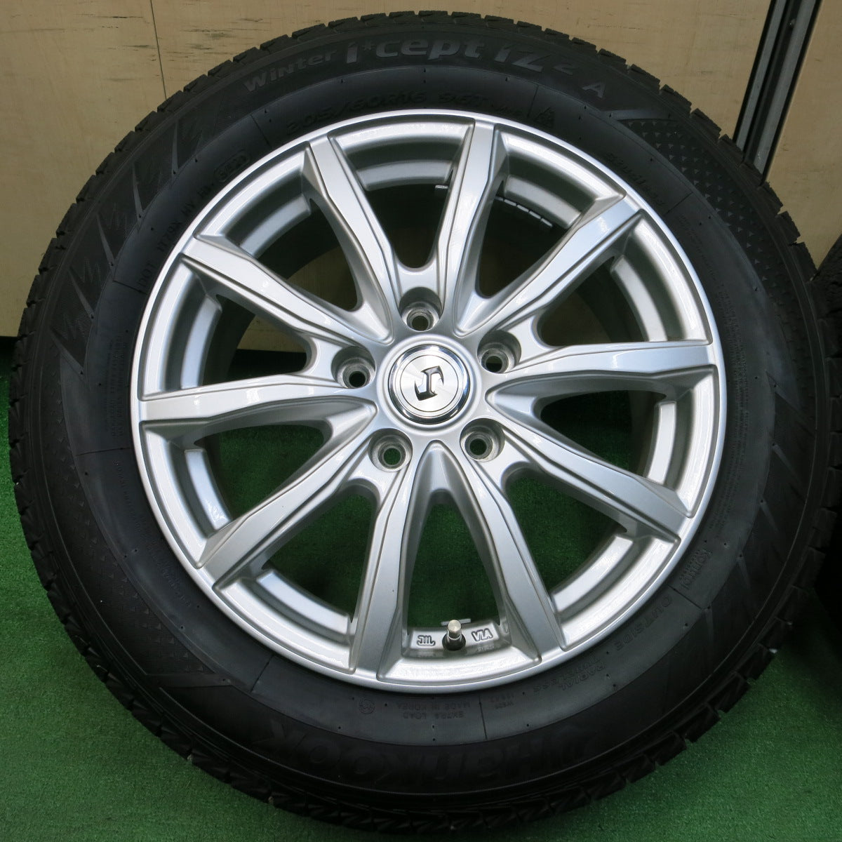 *送料無料*バリ溝！21年！キレイ！ほぼ10分★スタッドレス 205/60R16 ハンコック ウインターアイセプト IZ2A 社外 アルミ 16インチ PCD114.3/5H★4011706イス