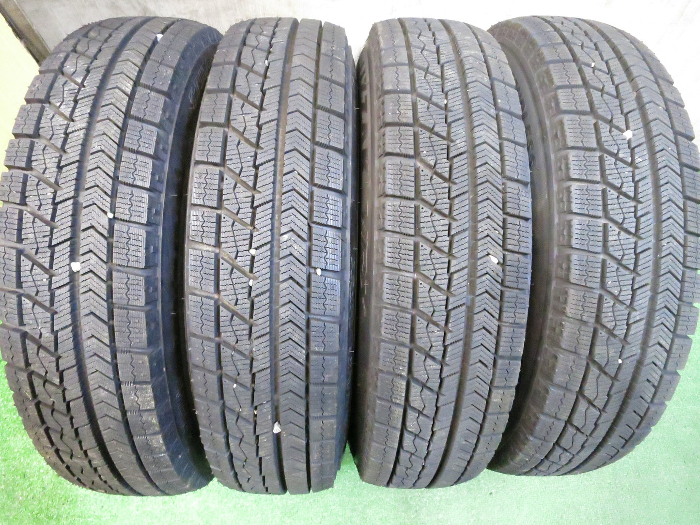 [送料無料]バリ溝！20年！ほぼ10分★スタッドレス 145/80R13 ブリヂストン ブリザック VRX スチール ホイール 13インチ PCD100 110 114.3/4H マルチ★3012703Hス