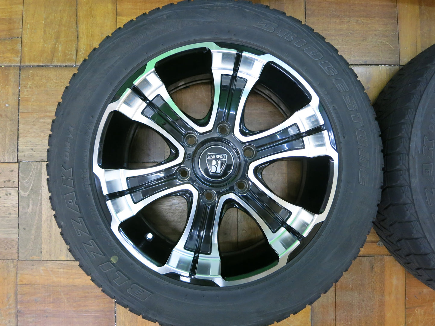 [送料無料]4本★ハイエース等 BARBERO CRIMSON 215/60R17 スタッドレス バルベロ クリムソン ブリヂストン ブリザック DM-V1 17インチ PCD139.7/6H★2040203ヒス