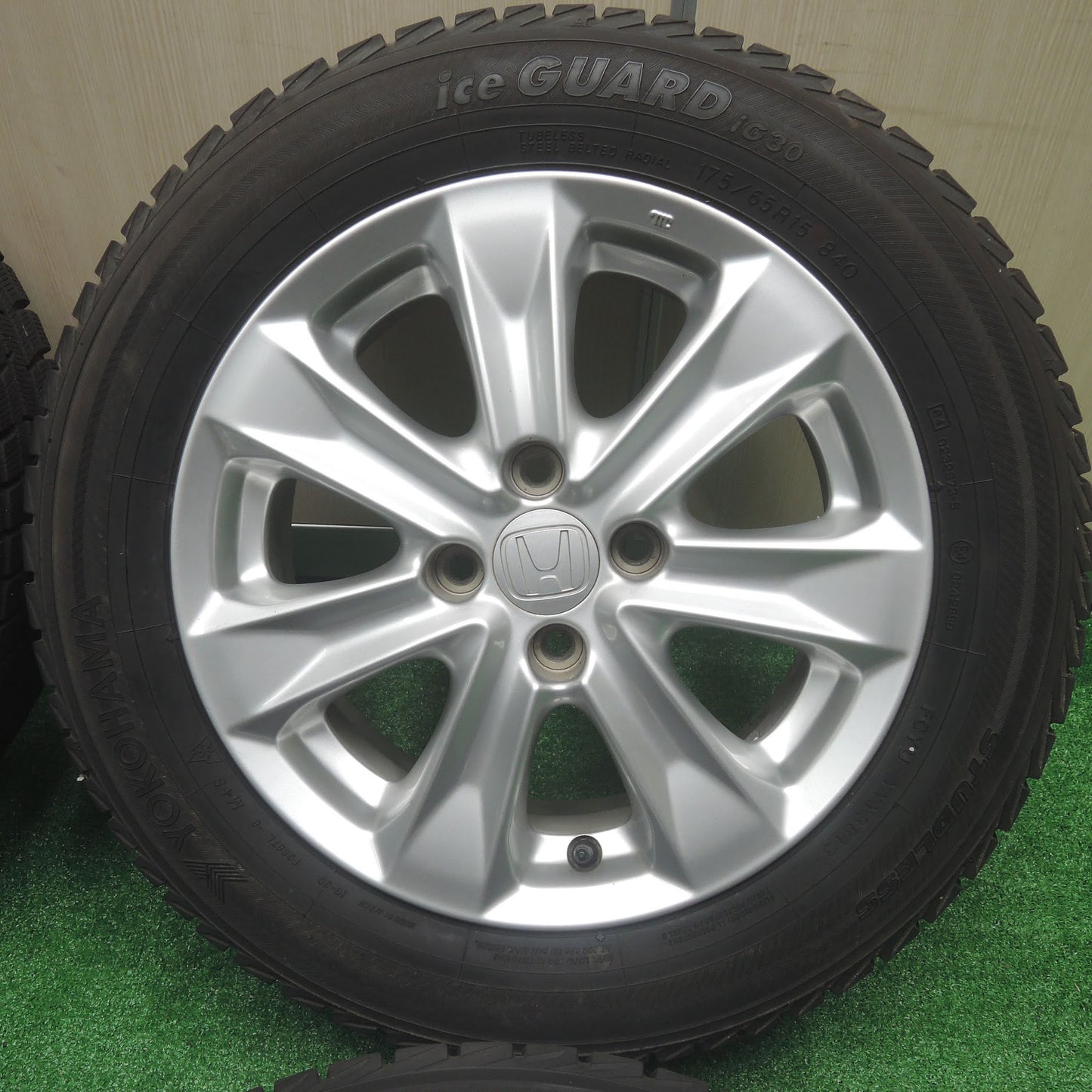 [送料無料]バリ溝！キレイ！9.5分★ホンダ GK/GP系 フィット シャトル 純正 175/65R15 スタッドレス ヨコハマ アイスガードiG30 15インチ PCD100/4H★3072709SYス