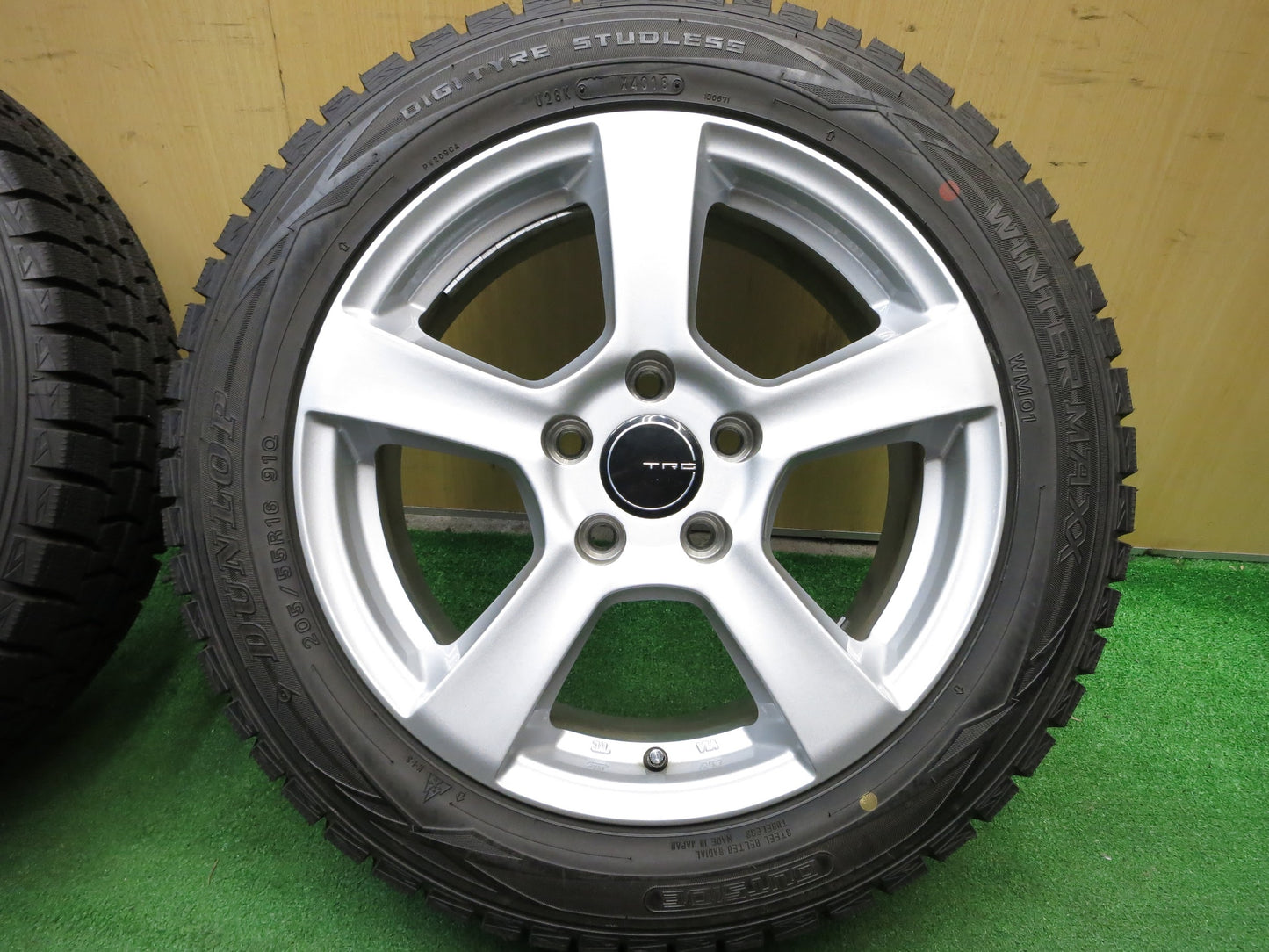 [送料無料]超バリ溝！18年！キレイ！ほぼ10分★アウディ ワーゲン 等 205/55R16 スタッドレス ダンロップ ウインターマックス WM01 TRG PCD112/5H★2112309Hス