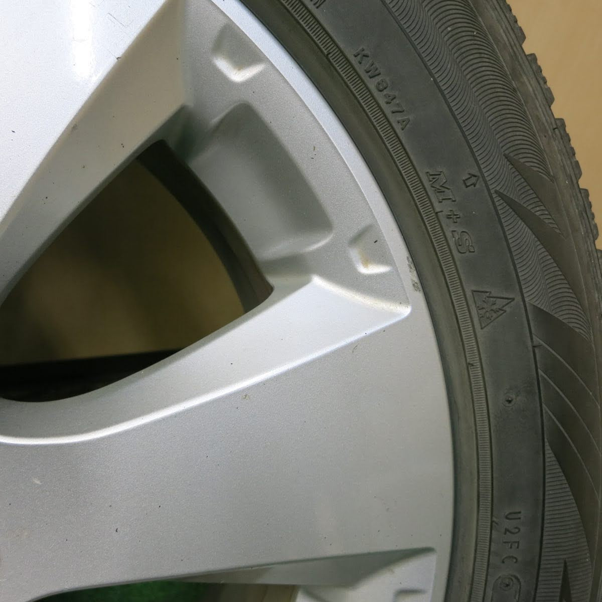 [送料無料]バリ溝！9.5分★スバル レガシィ アウトバック 純正 225/60R17 スタッドレス ダンロップ グラントレック SJ7 17インチ PCD100/5H★3062601イス