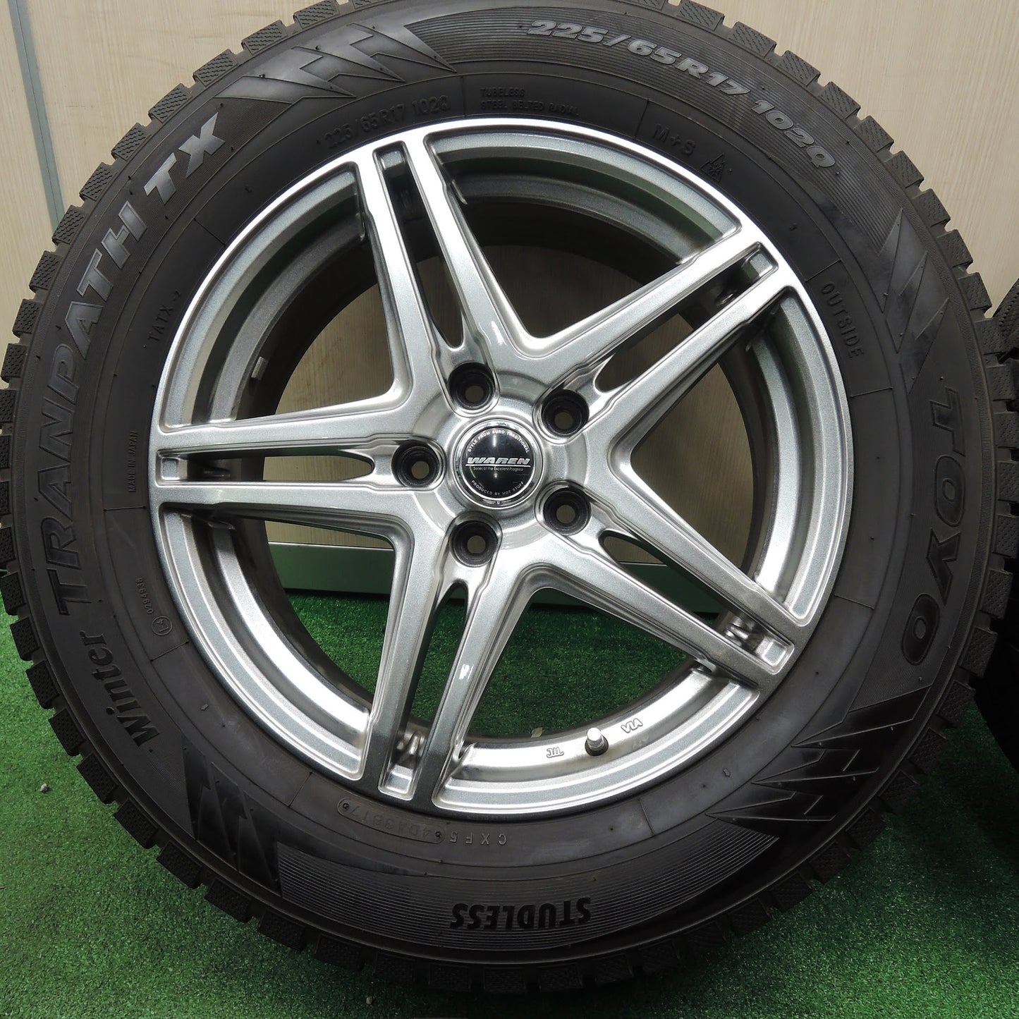 [送料無料]バリ溝！キレイ！9.5分★スタッドレス 225/65R17 トーヨー ウインター トランパス TX WAREN HOT STUFF ヴァーレン 17インチ PCD114.3/5H★3111706TNス