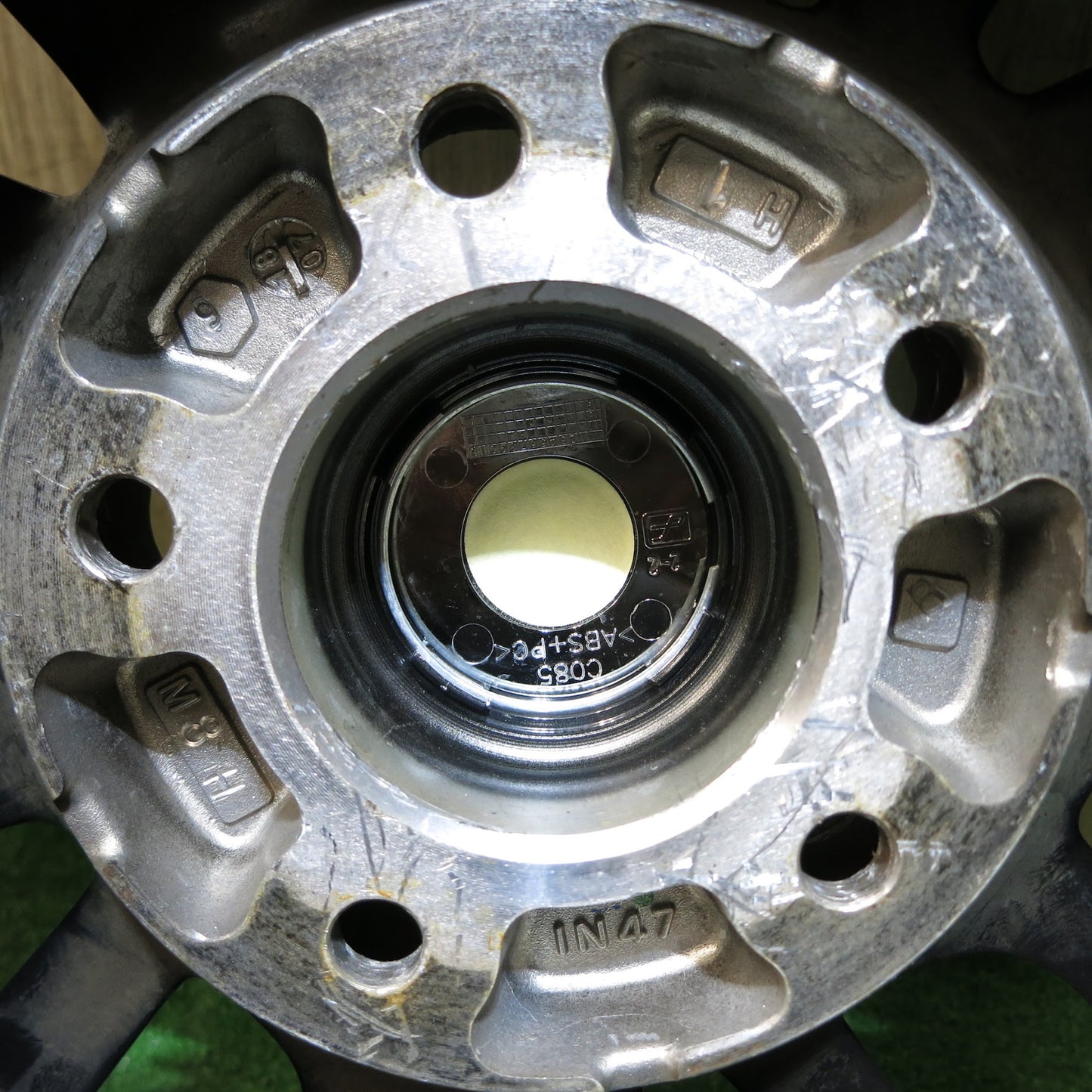[送料無料]バリ溝！キレイ！8.5分★LEONIS VT weds スタッドレス 225/65R17 ブリヂストン ブリザック DM-V2 レオニス 17インチ PCD114.3/5H★3061213Hス