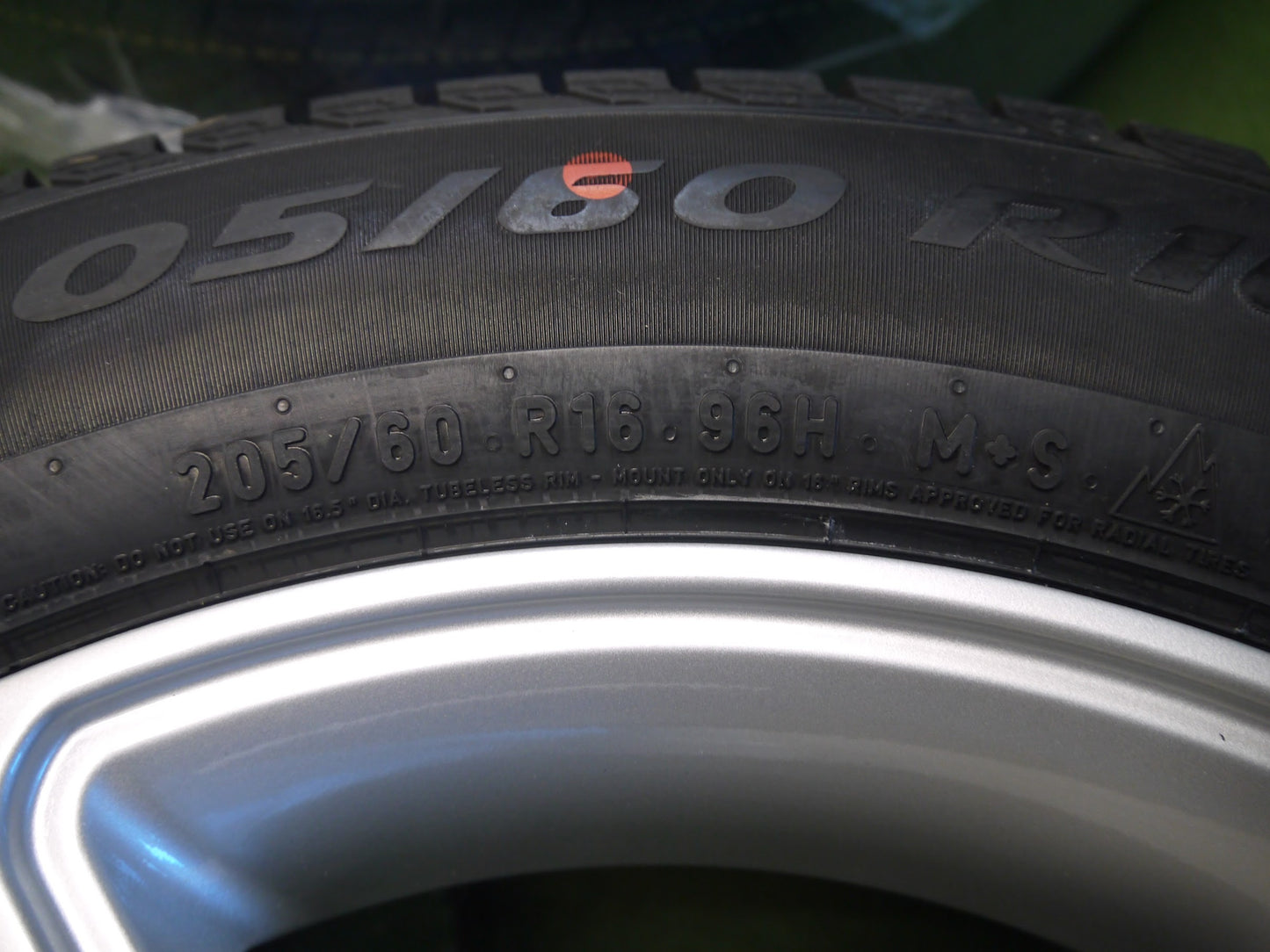 [送料無料]未使用！22年★BMW アウディ 等 AGA 205/60R16 スタッドレス ピレリ アイスゼロ アシンメトリコ PCD112/5H★3011804クス