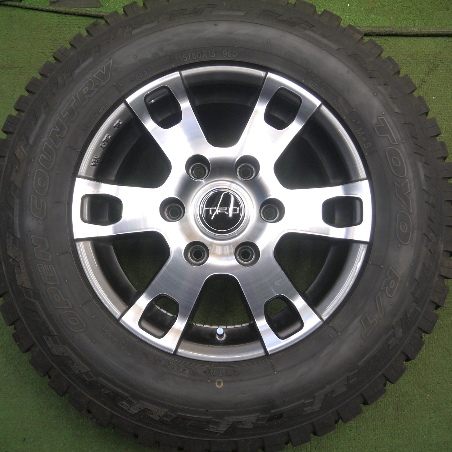*送料無料* バリ溝！23年！キレイ！9.5分★ハイエース 等 TRD TF7A 195/80R15 トーヨー R/T オープンカントリー PCD139.7/6H★4022811Hノ